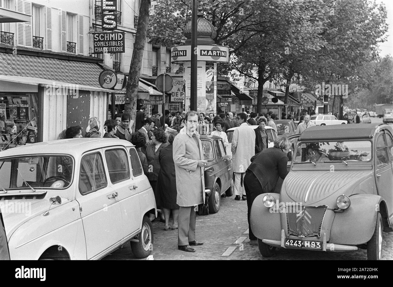 France. Attente à l'arrêt de bus Date: 28 mai 1968 lieu: France Banque D'Images