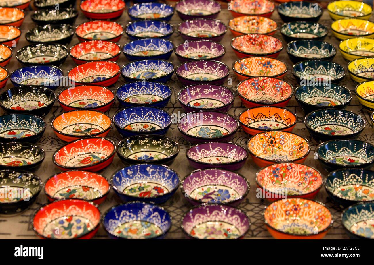 Des bols en céramique magnifiquement décorés sont exposés dans une usine de la ville d'Urgup, dans la région de Cappadoce en Turquie. Banque D'Images