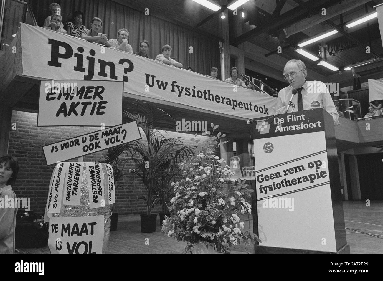 Les physiothérapeutes protestent contre une politique gouvernementale restrictive au barrage d'Amsterdam; intervenant dans le Flint à Amersfoort Date: 18 juin 1986 lieu: Amersfoort mots clés: FYOTHERASTES, protestations, conférenciers Banque D'Images