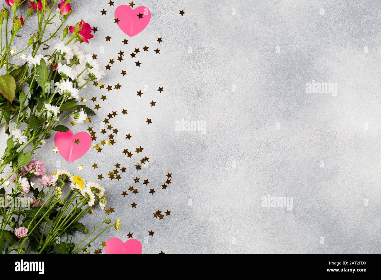 Carte de vœux Saint-Valentin. Composition avec fleurs, coeurs roses et petites étoiles sur fond bleu. Vue du dessus espace pour la mise à plat de texte Banque D'Images Carte de vœux Saint-Valentin. Composition avec fleurs, coeurs roses et petites étoiles sur fond bleu. Vue du dessus espace pour la mise à plat de texte Banque D'Images