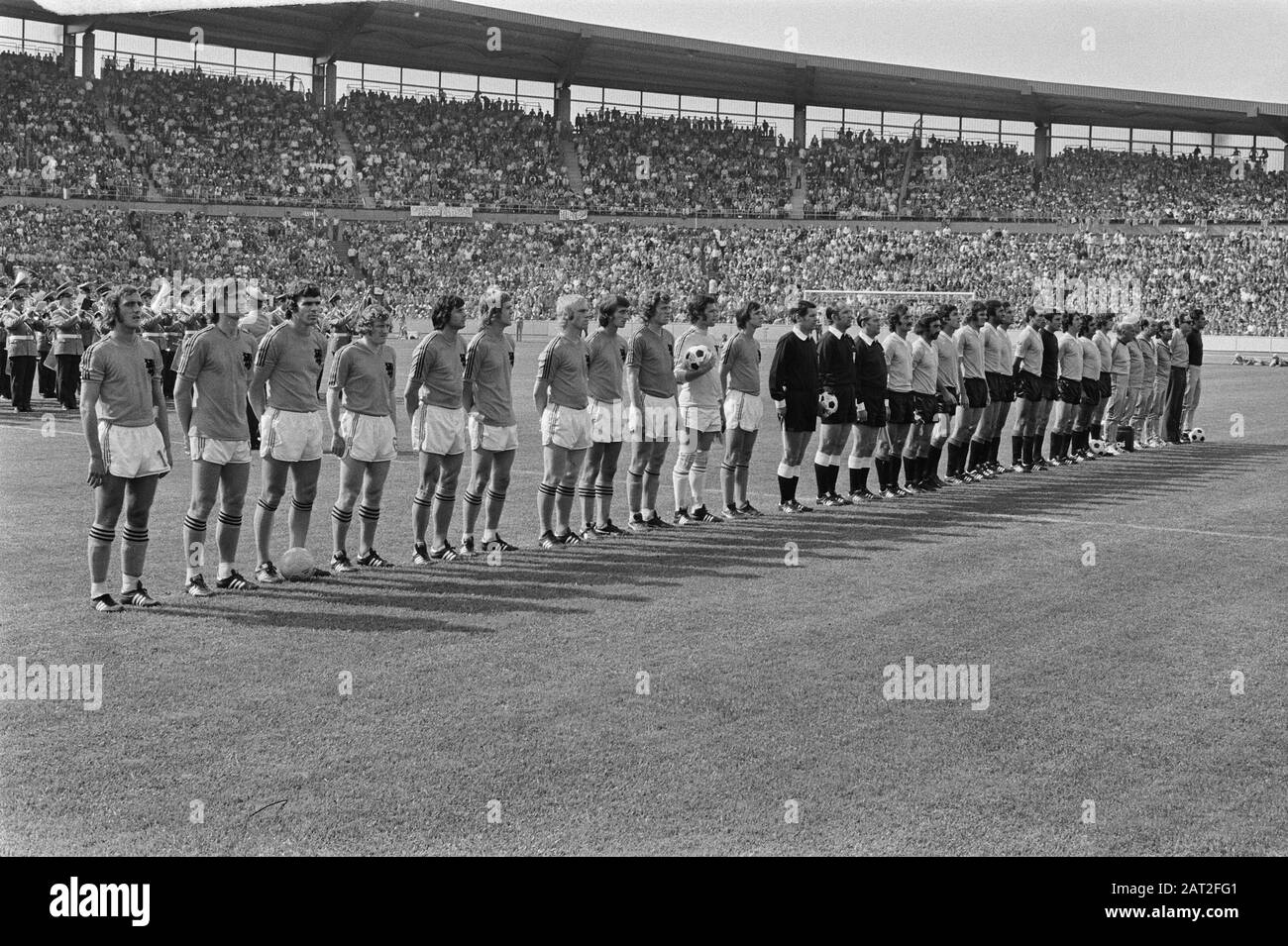 Coupe du monde 1974; Pays-Bas contre l'Uruguay 2-0; équipes durant l'hymne national Date: 15 juin 1974 mots clés: Folk, équipes, sport, football, championnats du monde Banque D'Images