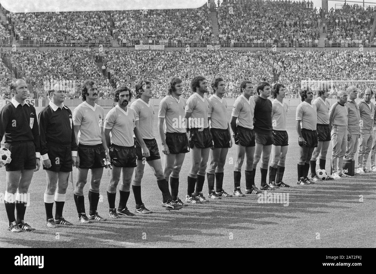 Coupe du monde 1974; Pays-Bas contre l'Uruguay 2-0; équipes durant l'hymne national, no 25 Krol et van Hanegem (à droite) Date : 15 juin 1974 mots clés : folk, équipes, sports, football, championnats du monde Banque D'Images