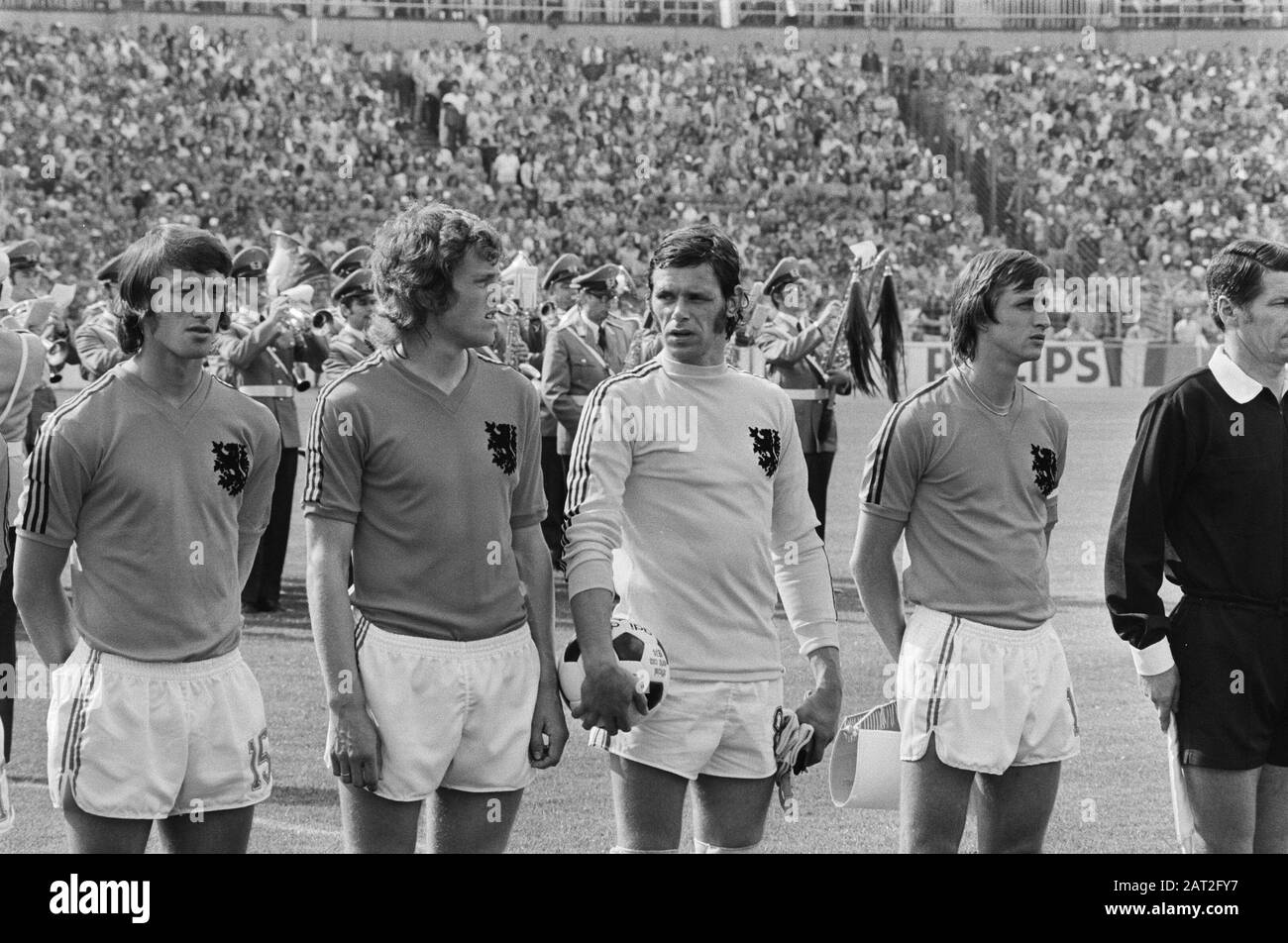 Coupe du monde 1974; Pays-Bas contre l'Uruguay 2-0; nr. 17 arbitre Palotai (milieu), nr. 18, 19 v.l.n.n. Haan, Jongbloed et Cruijff pendant l'hymne national/Date : 15 juin 1974 mots clés : folk, sport, football, championnats du monde Nom du personnel : Cruijff, Johan, Haan Banque D'Images