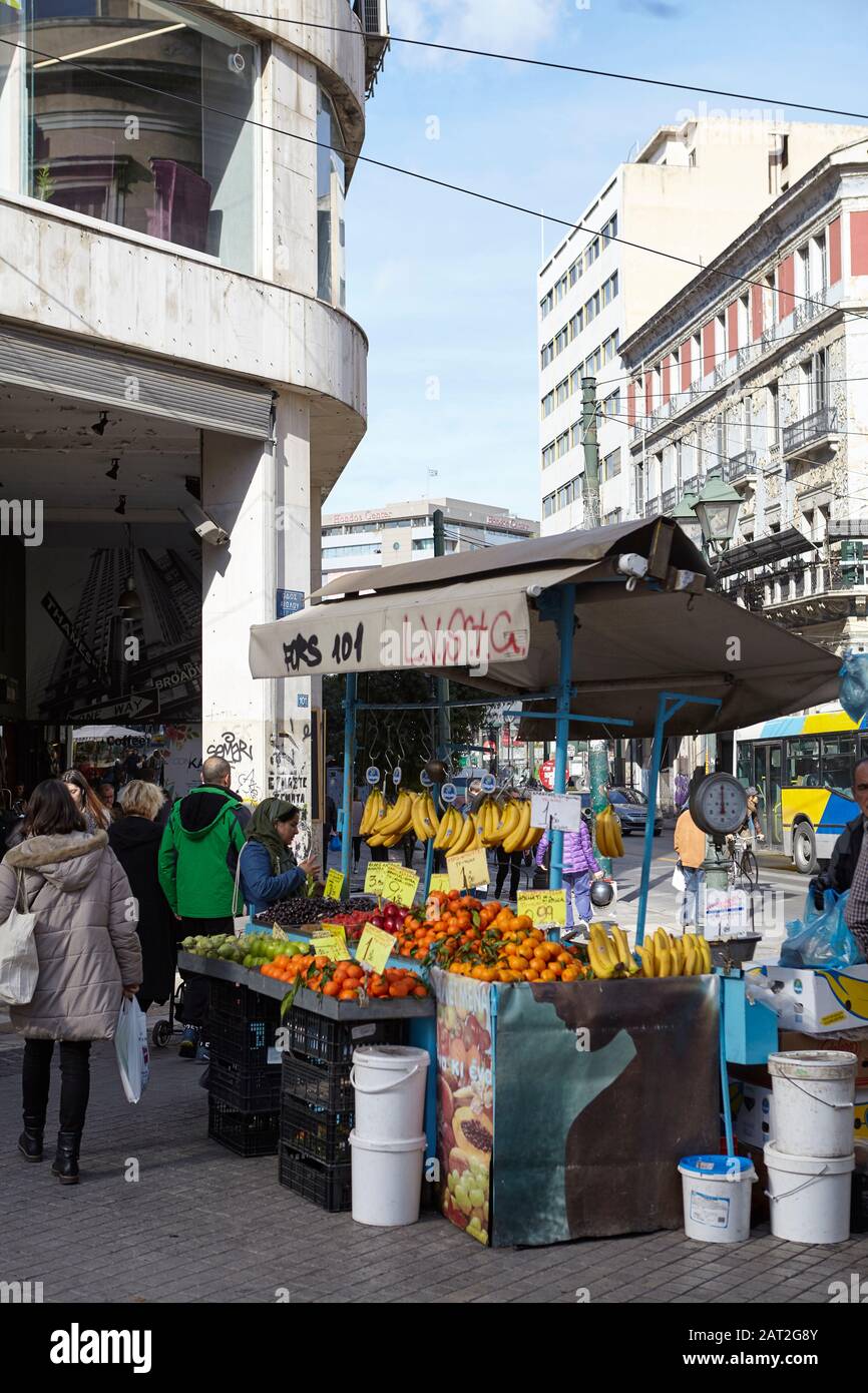 Marché des jardiniers , vente de fruits dans la rue d'Athènes Banque D'Images