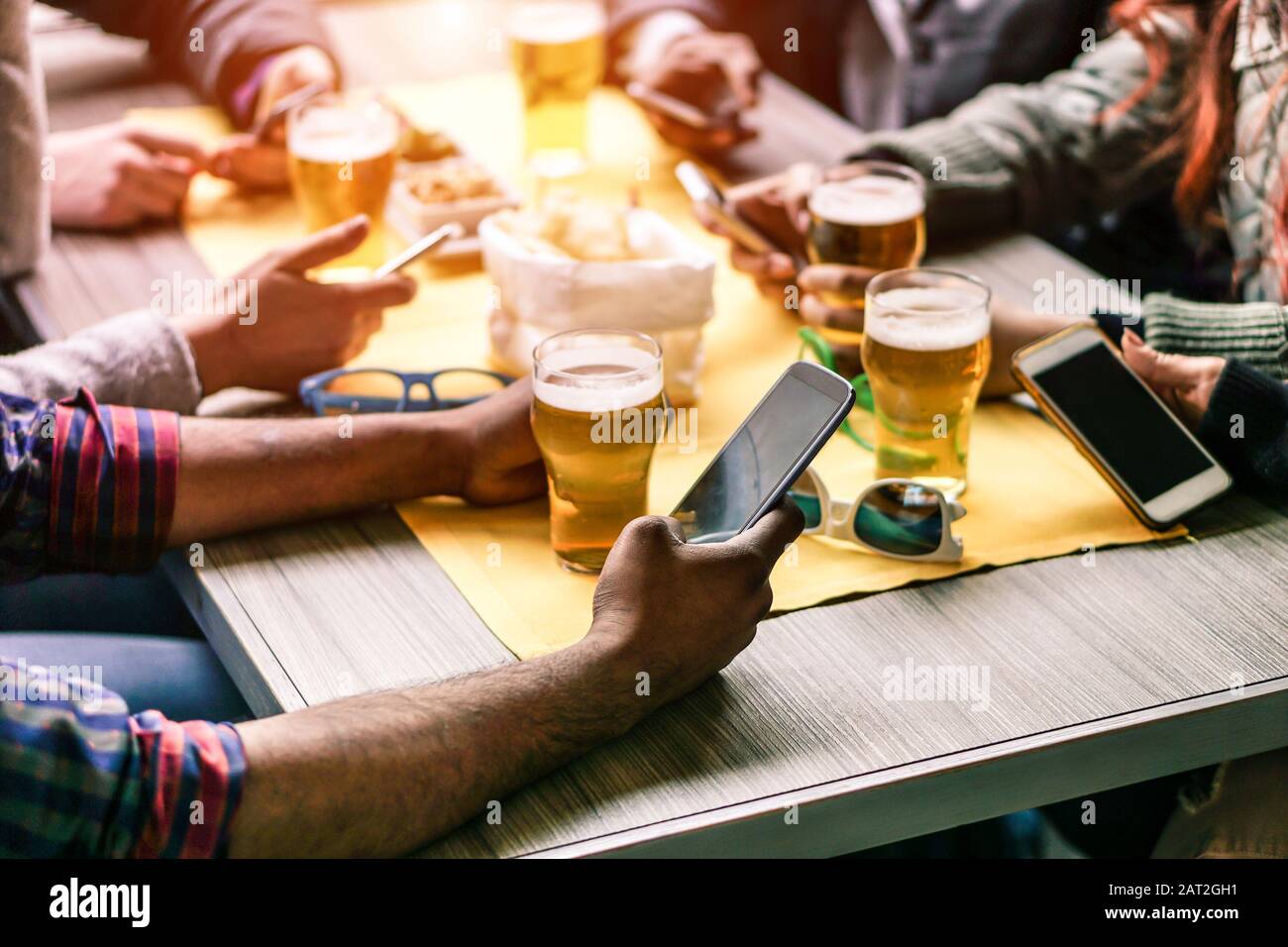 Gros plan des mains réseaux sociaux avec téléphones mobiles - Wifi connecté multiracial personnes en réunion de table de bar - concept de travail d'équipe et de technologie A Banque D'Images