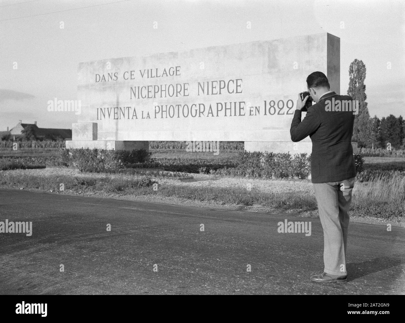 Voyage en France Mémorial à Niephore Niepce à Saint-Loup-de-Varennes avec pour Fustinoni photographier l'annotation: Joseph Nicéphore Niépce est considéré comme l'un des inventeurs de la photographie. Date: Septembre 1935 Lieu: France, Saint-Loup-De-Varennes Mots Clés: Photographes, Monuments Nom Personnel: Fustinoni, , Niepce, Joseph Niephore Banque D'Images