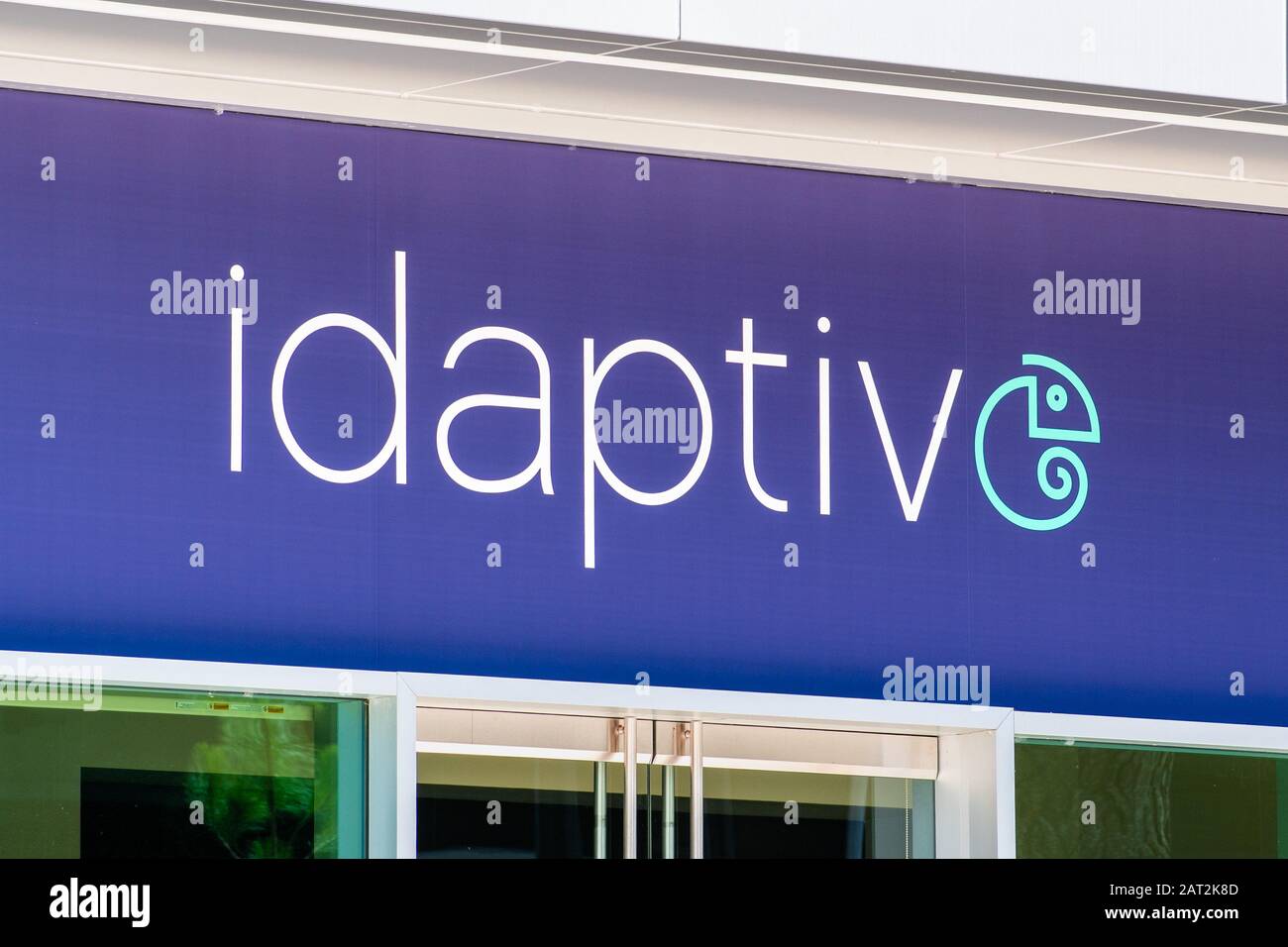 30 juillet 2019 Santa Clara / CA / USA - logo Idaptive à leurs hedquarters dans la Silicon Valley; Idaptive est une nouvelle organisation qui a été spun dehors de Banque D'Images