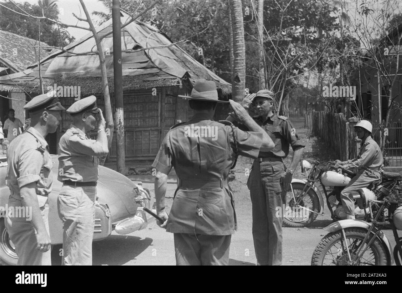 Visite du général britannique Montagu Stopford au général de brigade U Montagu Stopford avec le colonel gauche J.W. Sluyter, commandant de la U-Brigade et un grand salut au Colonel Uylenberg, commandant de la 2ème Brigade d'infanterie Date : novembre 1946 lieu : Batavia, Indonésie, Jakarta, Antilles néerlandaises Banque D'Images