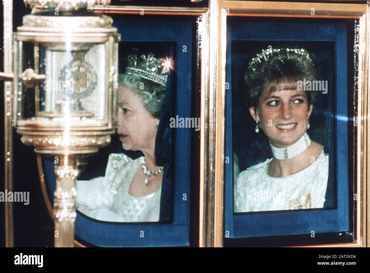 La reine Elizabeth II et la princesse Diana arrivent au Palais de Westminster pour l'ouverture d'État du Parlement, Londres, Grande-Bretagne Banque D'Images