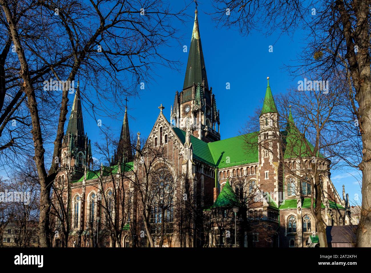 Vue aérienne de L'église gothique De Sts. Olha et Elizabeth, qui se trouvent entre la gare principale de la ville et la vieille ville de Lviv, en Ukraine. Banque D'Images