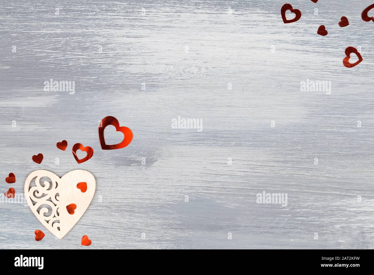 coeur en bois sur fond de bois bleu avec coeur rouge confetti. espace pour le texte. Historique de la Saint Valentin. Élément de design pour les cartes de vœux, vente Banque D'Images coeur en bois sur fond de bois bleu avec coeur rouge confetti. espace pour le texte. Historique de la Saint Valentin. Élément de design pour les cartes de vœux, vente Banque D'Images
