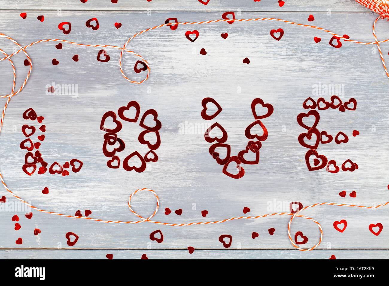La composition de Saint Valentin avec mot Amour et confetti sur fond bleu en bois. Plat, vue de dessus. Élément design pour cartes de vœux, vente Banque D'Images La composition de Saint Valentin avec mot Amour et confetti sur fond bleu en bois. Plat, vue de dessus. Élément design pour cartes de vœux, vente Banque D'Images