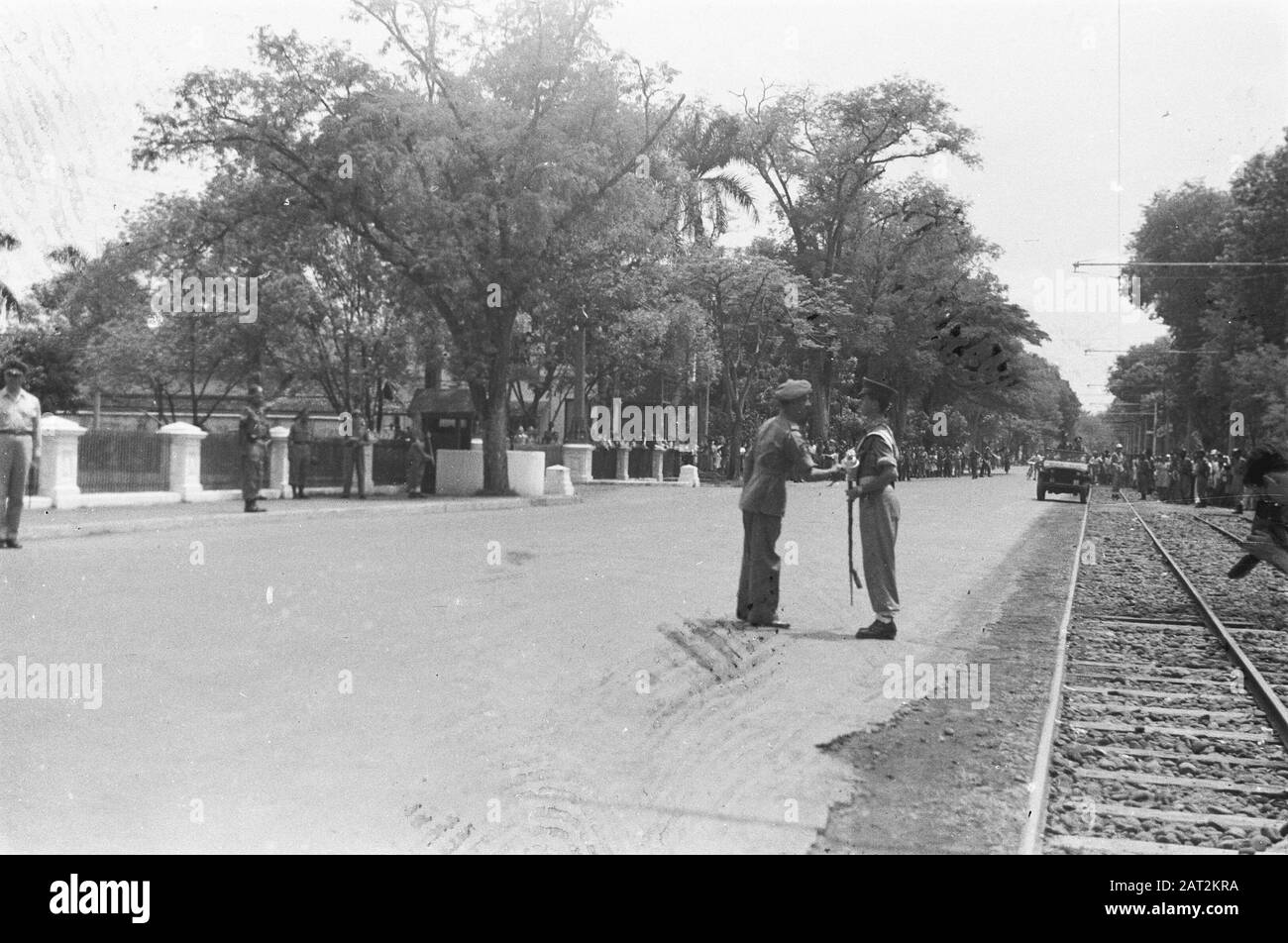 Célébrations du transfert et du retrait des troupes britanniques d'Indonésie Le Général Macdonald Remercie le maître de chapelle du corps De Pipe 7 décembre Division Date: 22 novembre 1946 lieu: Batavia, Indonésie, Jakarta, Pays-Bas Indes de l'est Banque D'Images