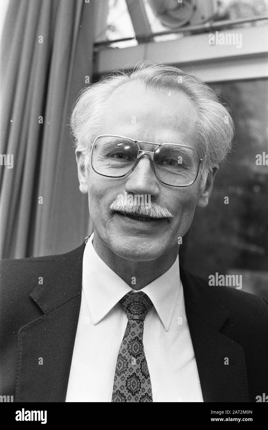 Synode Général De Ned. Réformé Kerk a choisi le Dr R. J. Mook comme nouveau Secrétaire général, Beau suit A. van den Heuvel le 21 novembre 1980 mots clés : Secrétaire général personnel: Heuvel, A. VAN DEN Banque D'Images Synode Général De Ned. Réformé Kerk a choisi le Dr R. J. Mook comme nouveau Secrétaire général, Beau suit A. van den Heuvel le 21 novembre 1980 mots clés : Secrétaire général personnel: Heuvel, A. VAN DEN Banque D'Images