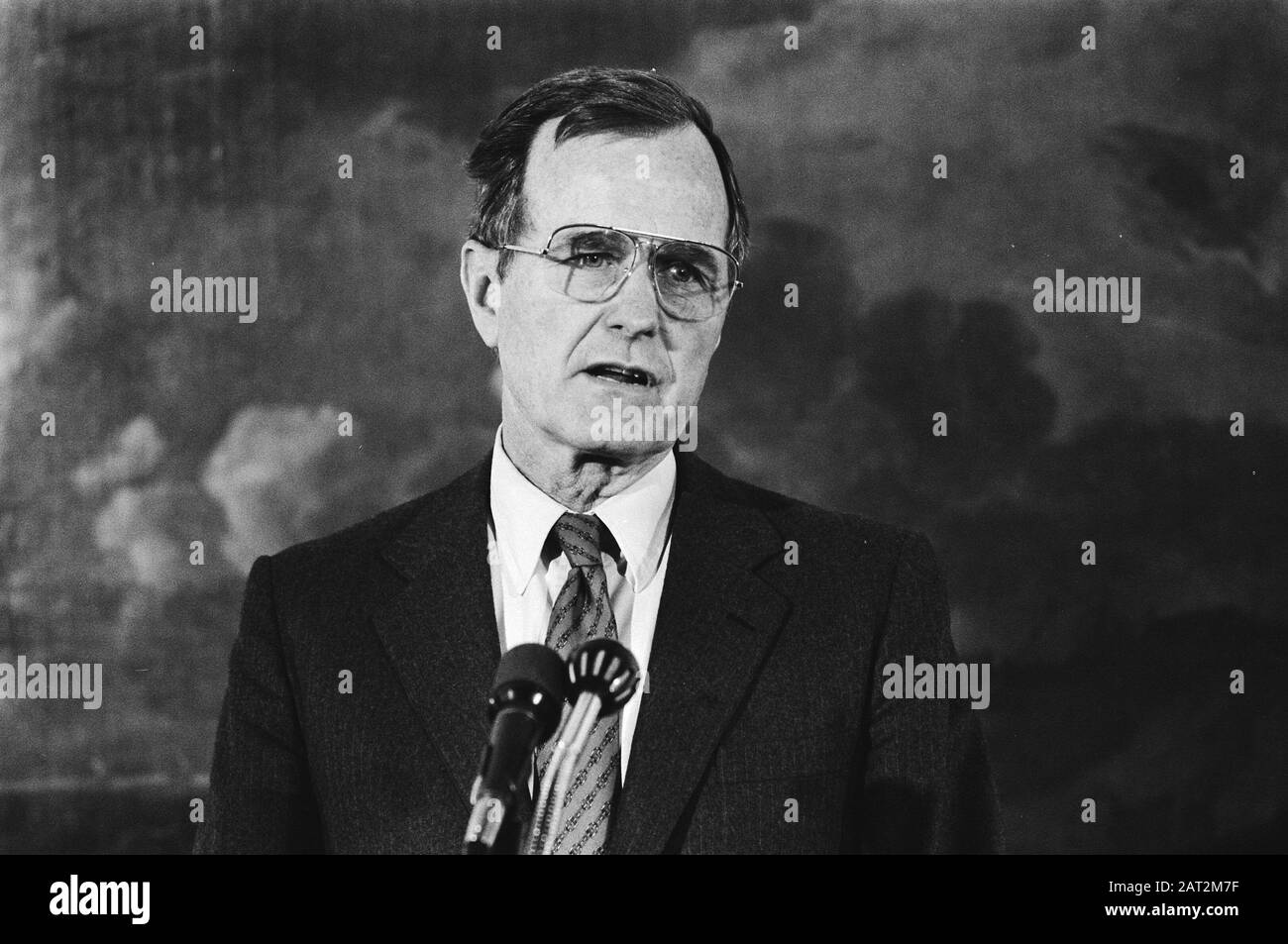 Visite du vice-président américain George Bush George Bush lors d'une conférence de presse dans la salle Binnenhof à la Haye Date : 2 février 1983 lieu : la Haye, Zuid-Holland mots clés : portraits, visites d'État Nom personnel : Bush George Banque D'Images