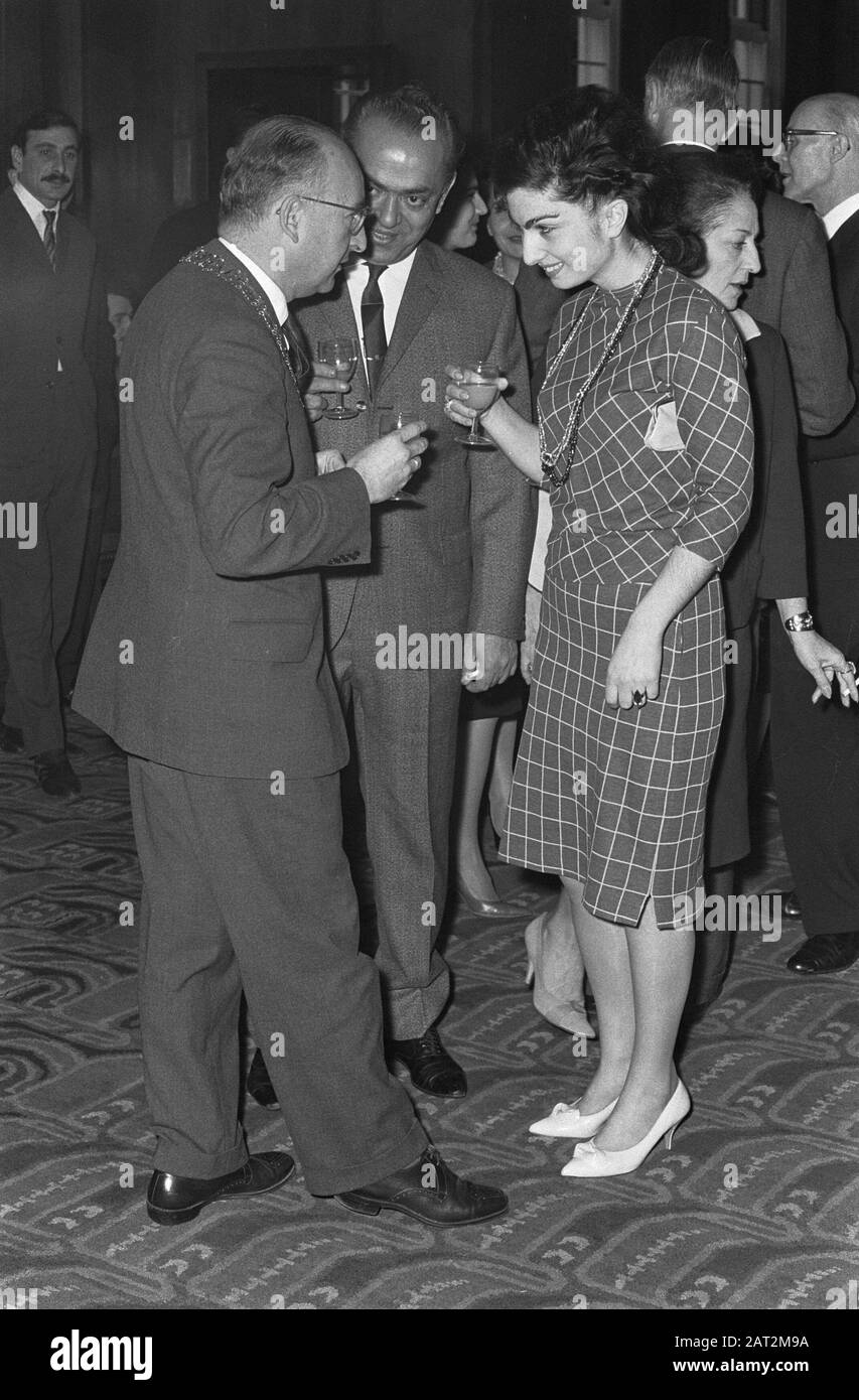 Les danseurs géorgiens à B et W, quittèrent Van den Bergh (maire adjoint) et Miss Niznaradze (danseuse), M. Middle. Sakhishvilli Date : 15 Novembre 1962 Lieu : Amsterdam Mots Clés : Danseurs Banque D'Images