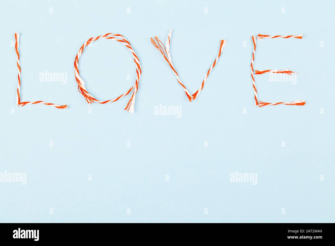 La composition de la Saint Valentin avec mot Amour et confetti sur fond bleu. Plat, vue de dessus. Élément design pour cartes de vœux, vente Banque D'Images La composition de la Saint Valentin avec mot Amour et confetti sur fond bleu. Plat, vue de dessus. Élément design pour cartes de vœux, vente Banque D'Images