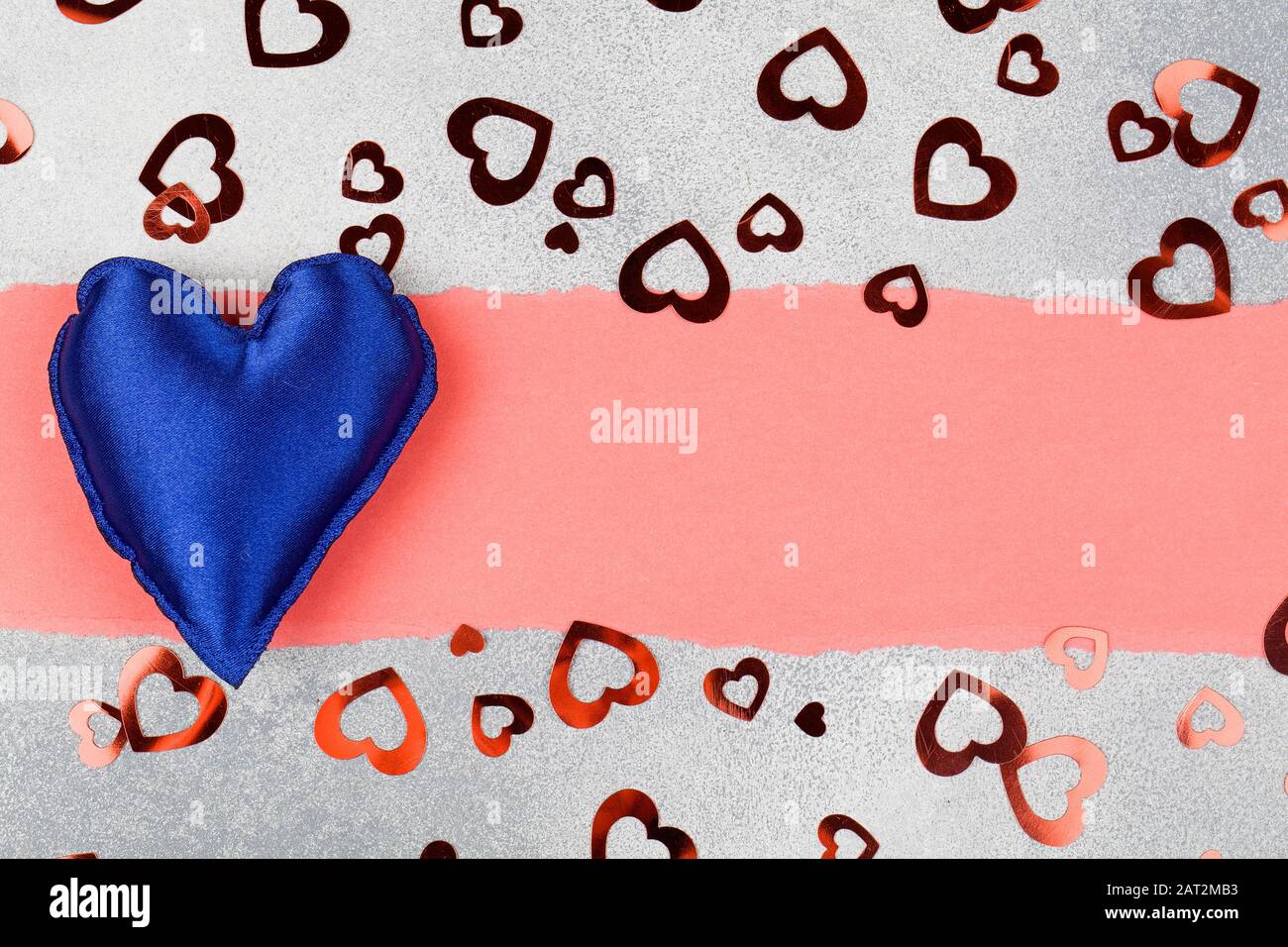 coeur bleu sur fond bleu et rouge avec coeur rouge confetti. espace pour le texte. Historique de la Saint Valentin. Élément de design pour les cartes de vœux, vente Banque D'Images coeur bleu sur fond bleu et rouge avec coeur rouge confetti. espace pour le texte. Historique de la Saint Valentin. Élément de design pour les cartes de vœux, vente Banque D'Images