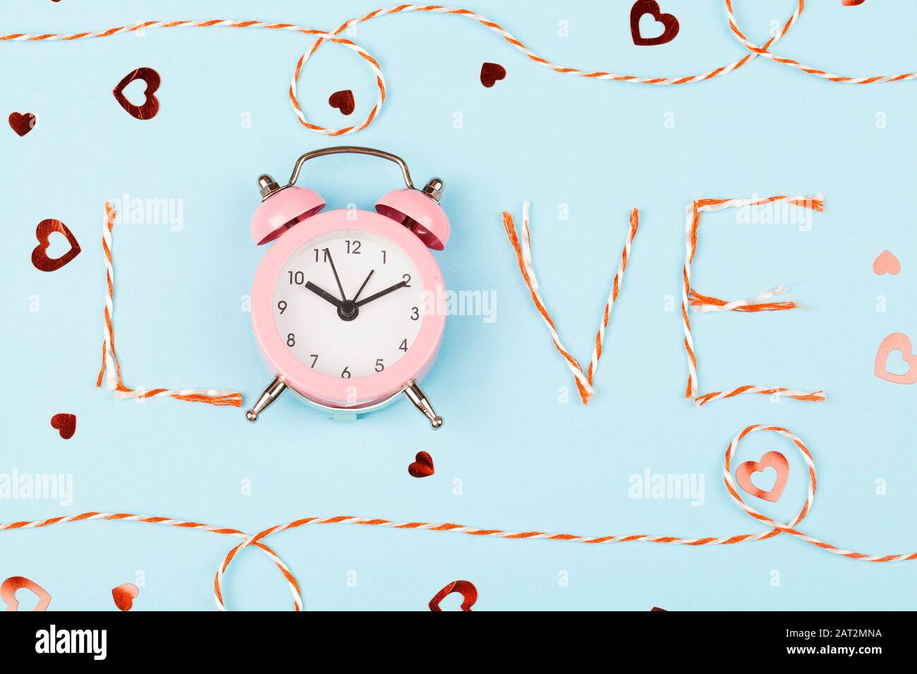 La composition de la Saint Valentin avec mot Amour et confetti sur fond bleu. Plat, vue de dessus. Élément design pour cartes de vœux, vente Banque D'Images La composition de la Saint Valentin avec mot Amour et confetti sur fond bleu. Plat, vue de dessus. Élément design pour cartes de vœux, vente Banque D'Images