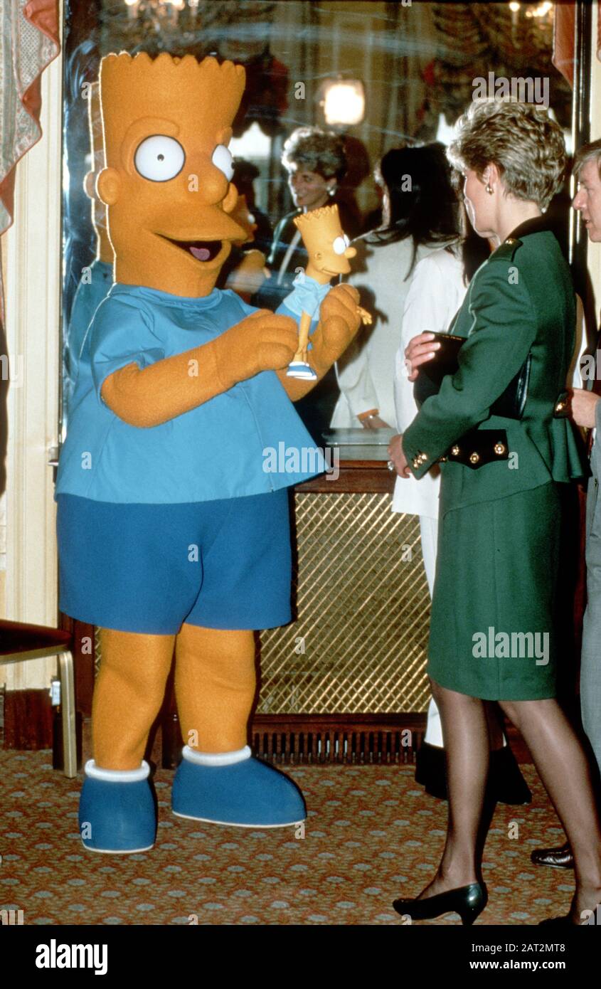 Bart Simpson Rencontre La Princesse Diana Au Café Royal, Londres, Angleterre Banque D'Images