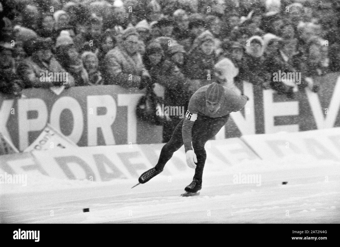 Championnats du monde de patinage (hommes) au Deventer nr. 12 A: Kees Verkerk en action sur les 10.000 mètres dans la neige Date: 16 février 1969 lieu: Deventer mots clés: SKATSEN, NEIGE, sport, championnats du monde Nom personnel: Verkerk, Kees Banque D'Images