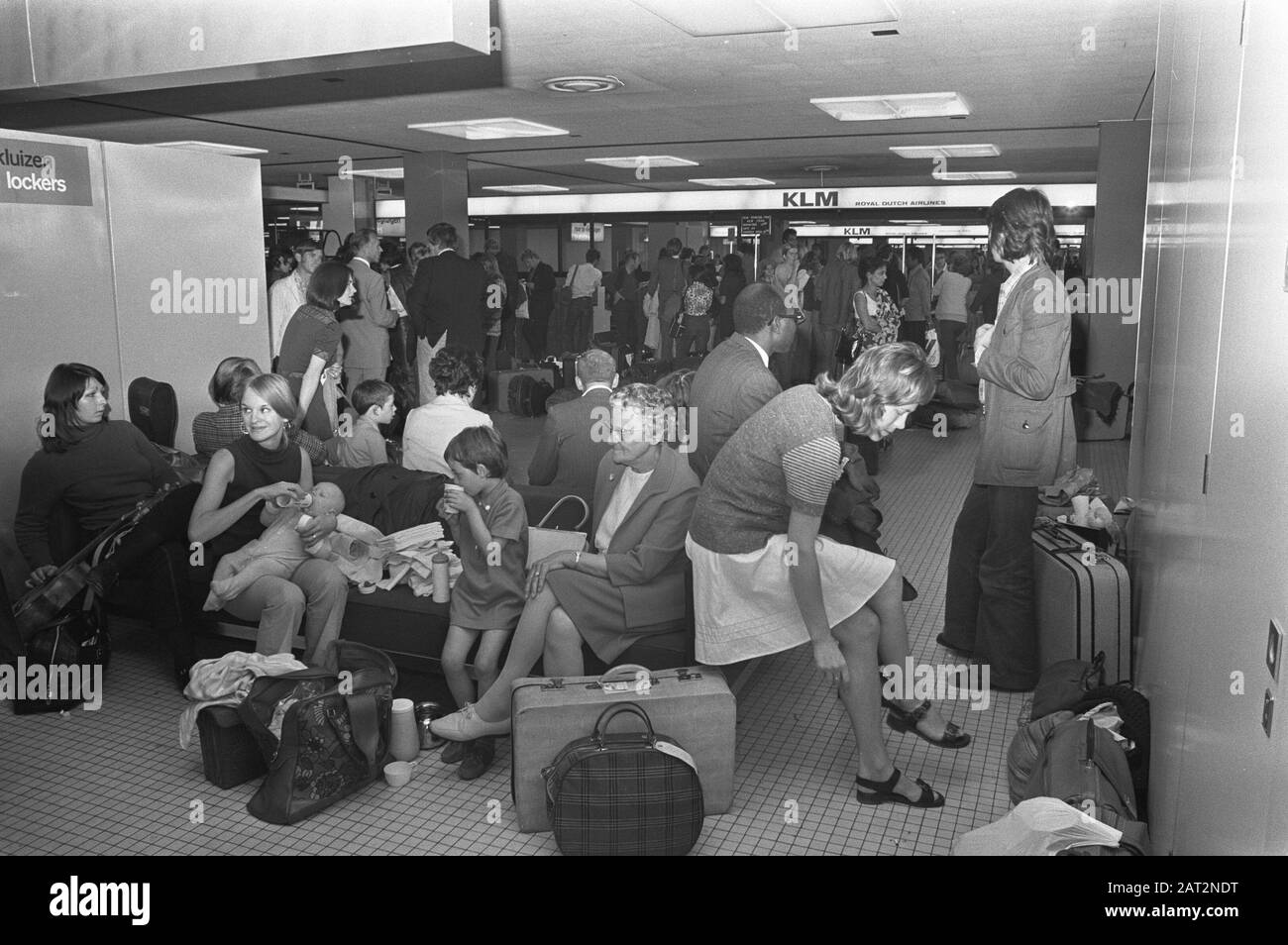 Passagers bloqués à l'aéroport de Schiphol (non autorisé par Rijksluchtvaartdienst avec une charte de KLM à New York pour le tarif le plus bas) Date: 7 juillet 1972 mots clés: Passagers, aéroports Nom de l'établissement : KLM Banque D'Images