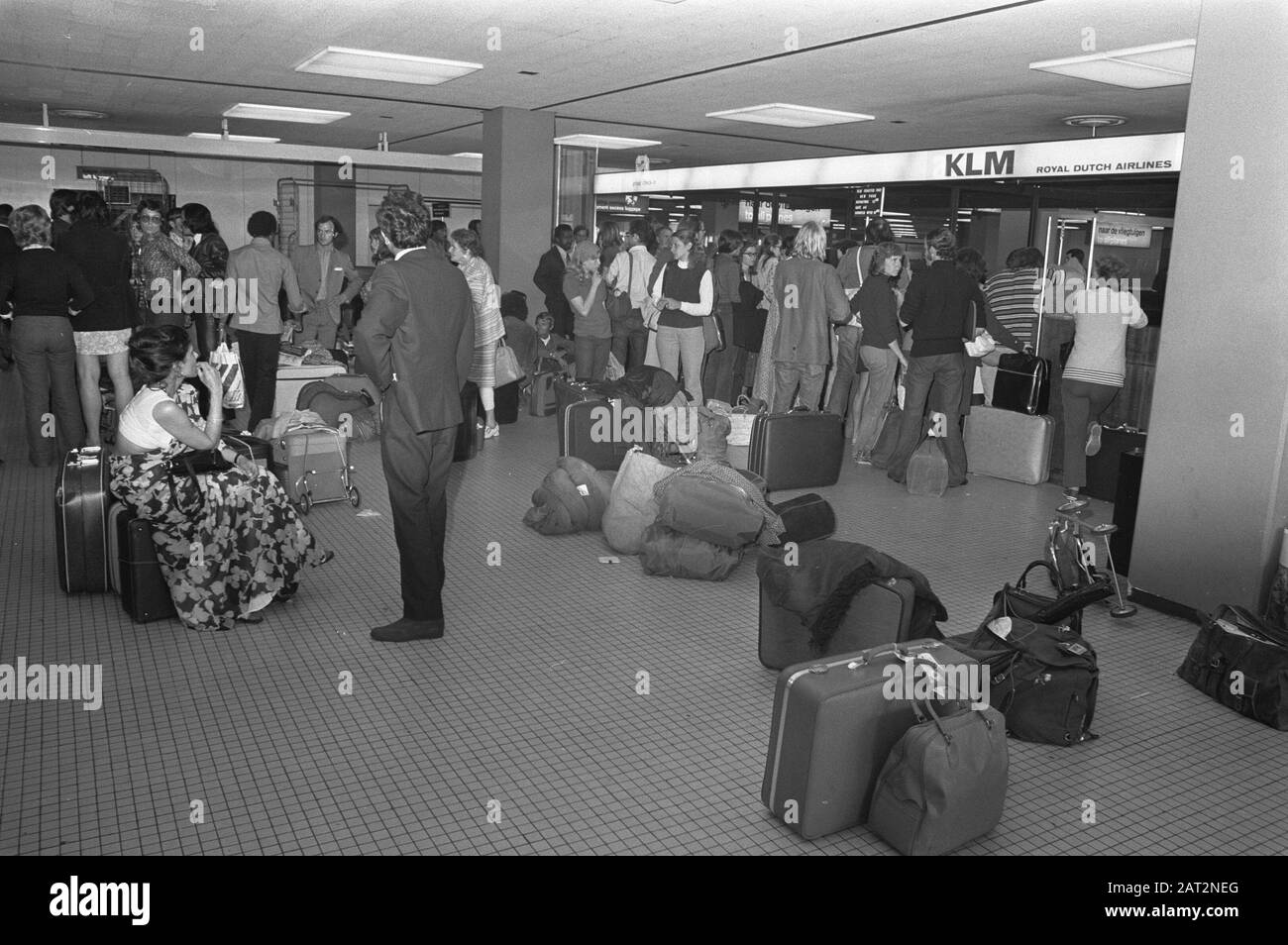 Passagers bloqués à l'aéroport de Schiphol (non autorisé par Rijksluchtvaartdienst avec une charte de KLM à New York pour le tarif le plus bas) Date: 7 juillet 1972 mots clés: Passagers, aéroports Nom de l'établissement : KLM Banque D'Images