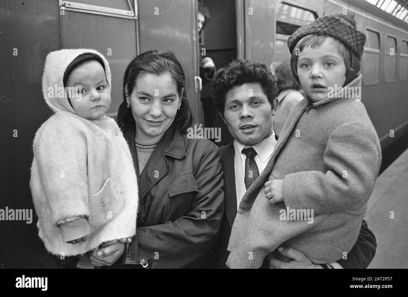 Famille avec deux petits enfants pose devant un train Date: 14 décembre 1965 mots clés: Arrivée et départ, familles, enfants, parents Nom de l'établissement: Telegraph, The Banque D'Images Famille avec deux petits enfants pose devant un train Date: 14 décembre 1965 mots clés: Arrivée et départ, familles, enfants, parents Nom de l'établissement: Telegraph, The Banque D'Images