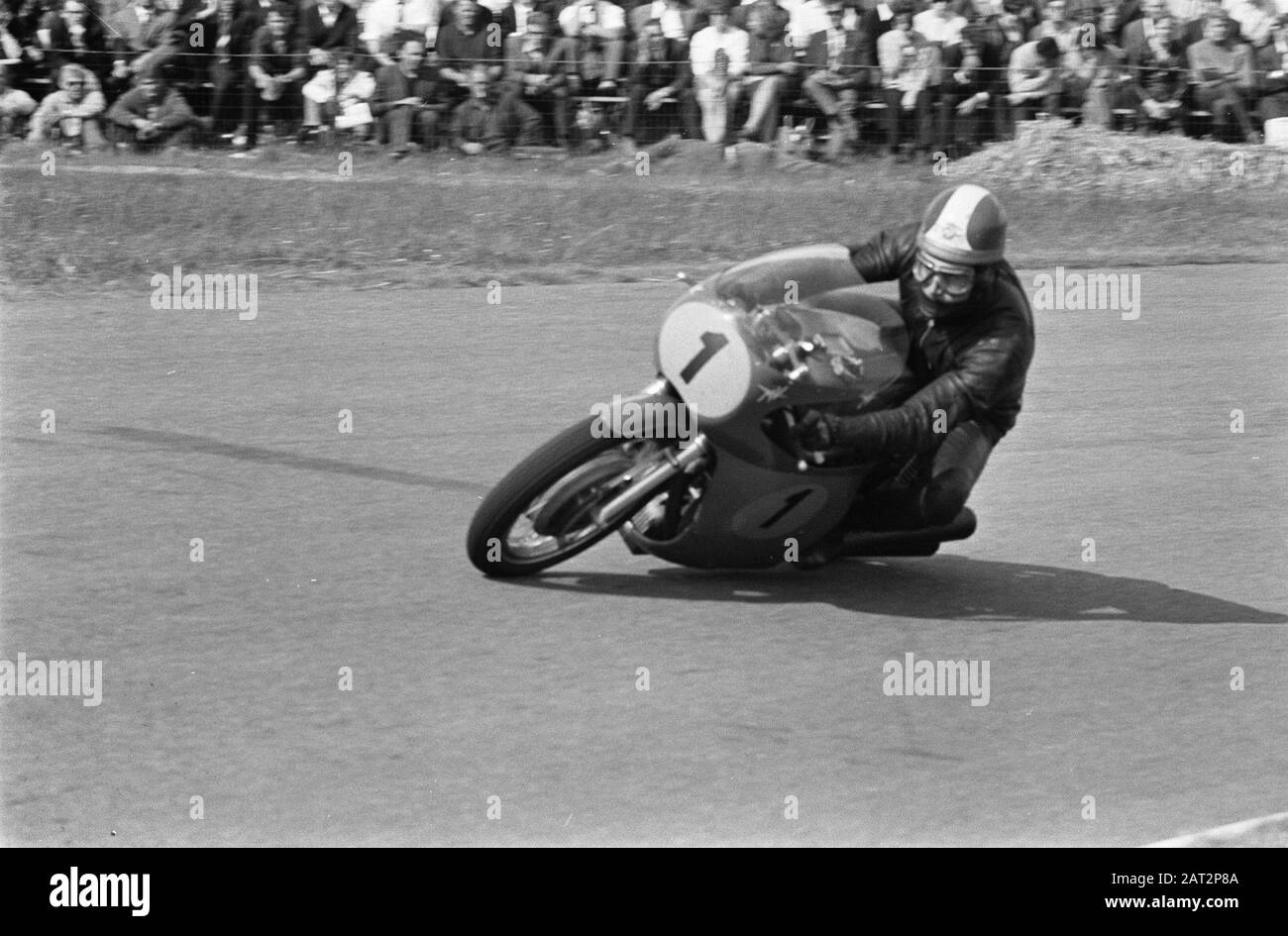 TT Assen 1969 Giacomo Agostini, vainqueur des 350 cc et 500 cc, sur une MV Agusta en action Date: 28 juin 1969 lieu: Assen, Drenthe mots clés: Motocyclistes, sports automobiles, circuits de course Nom personnel: Agostini, Giacomo Nom de l'institution: TT Banque D'Images