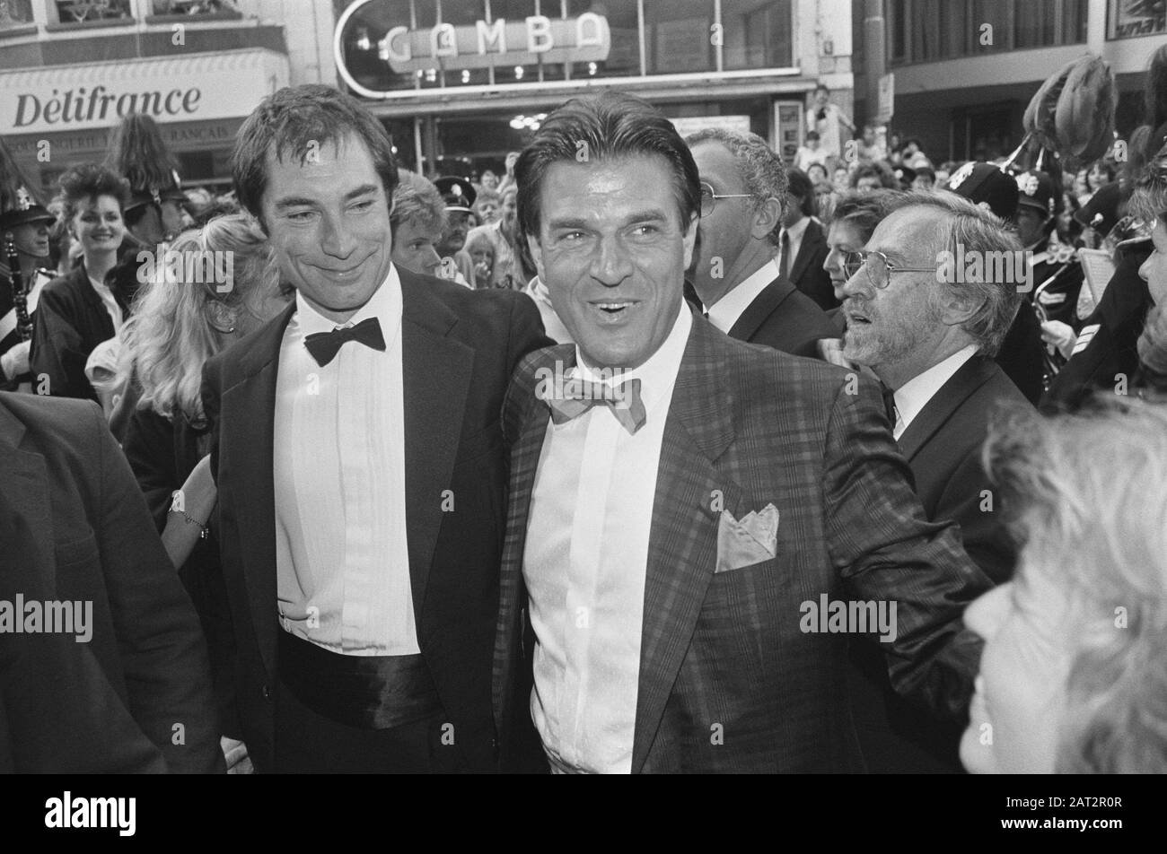 Première de nuit James Bondfilm 'The Living Daylights in Tuschinski; Timothy Dalton et Jeroen Krabbé (r) à l'arrivée Date: 8 juillet 1987 lieu: Amsterdam, Noord-Holland mots clés: Arrivées, acteurs Nom personnel: Dalton, Timothy, Krabbé, Jeroen Banque D'Images