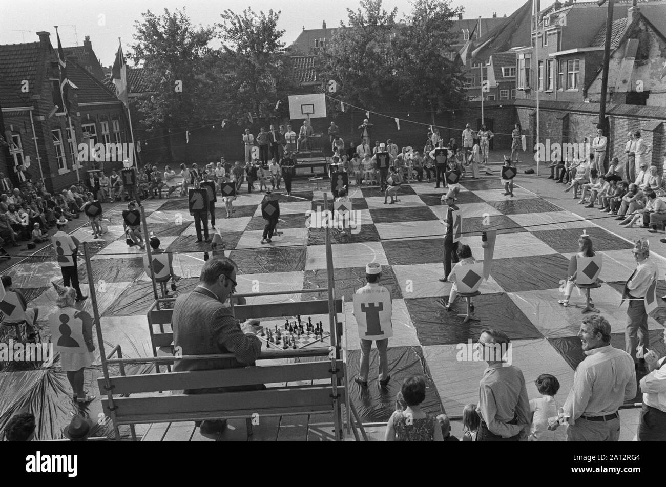 Godfried Bomans et Dr. Max Euwe jouent un jeu d'échecs avec des pièces vivantes, Haarlem; aperçu, avec en premier plan G. Bomans Date: 29 août 1970 lieu: Haarlem mots clés: Chess Nom personnel: Bomans, Godfried, Dr. Max Euwe Banque D'Images