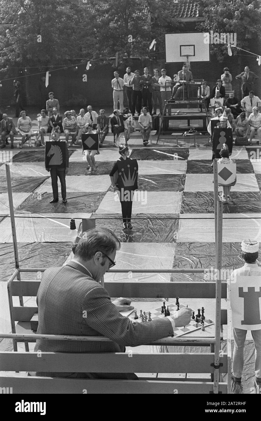 Godfried Bomans et Dr Max Euwe jouent au jeu d'échecs avec des pièces vivantes, Haarlem Date: 29 août 1970 lieu: Haarlem mots clés: Chess Personname: Bomans, Godfried, Dr. Max Euwe Banque D'Images