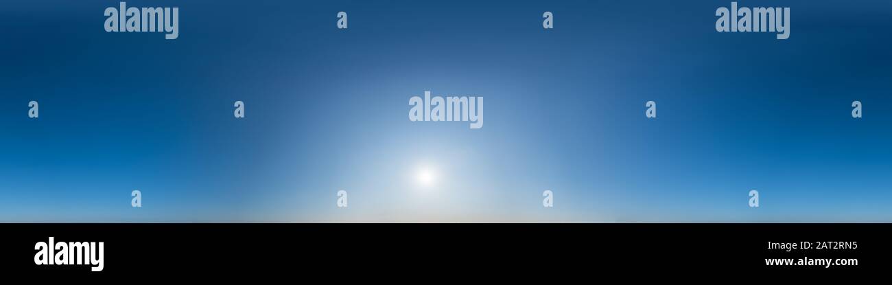 Panorama transparent avec ciel bleu sans nuages vue à 360 degrés pour une utilisation dans les graphiques en 3 dimensions comme dômes de ciel ou pour le post-traitement des clichés de drone Banque D'Images