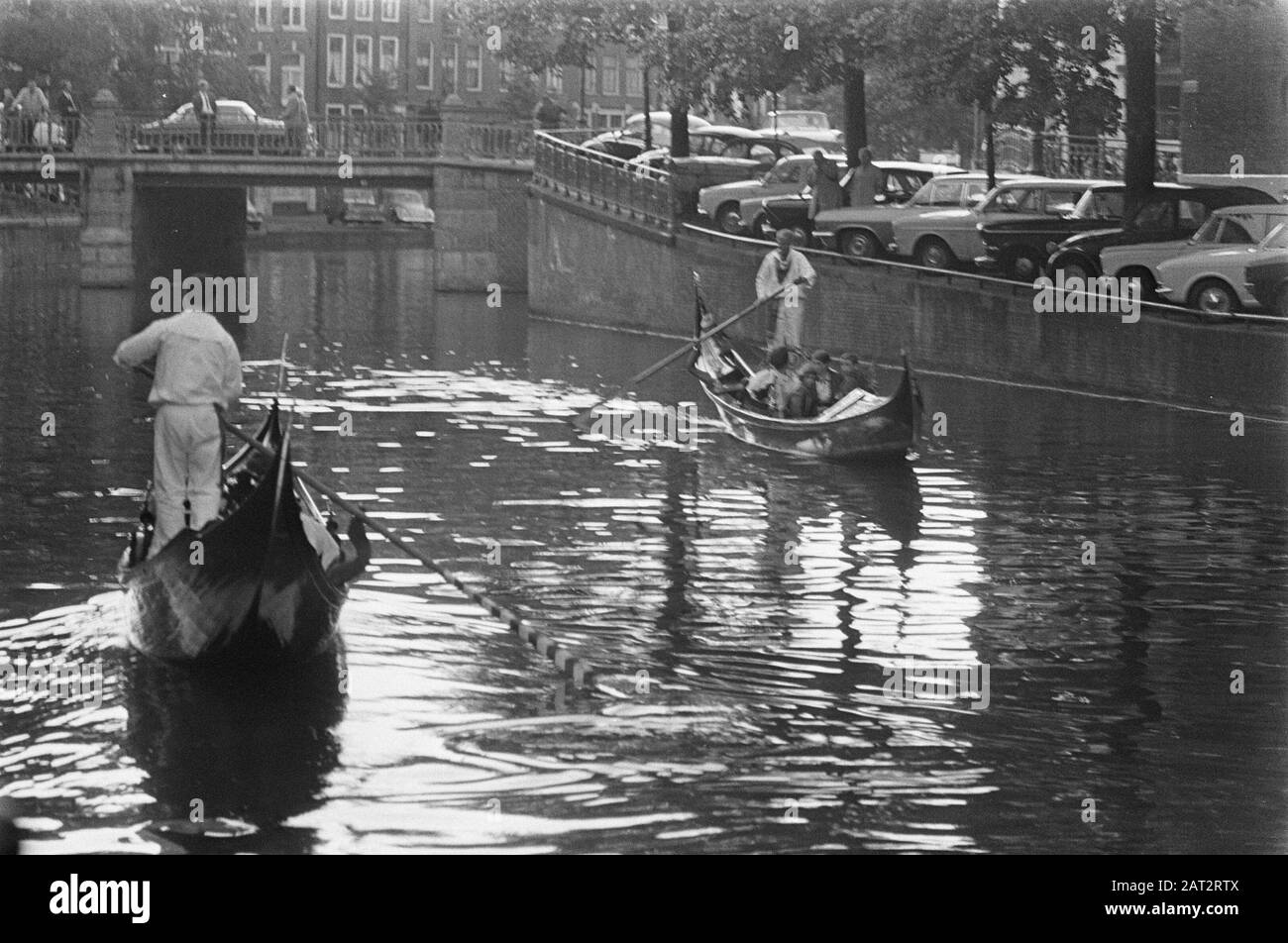Gondoles sur les canaux d'Amsterdam Date : 20 juin 1968 mots clés : GONDELS, CANTS Banque D'Images