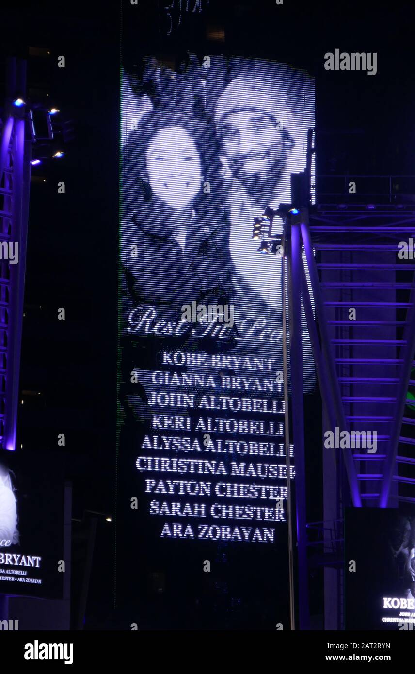 Los Angeles, Californie, États-Unis 30 janvier 2020 une vue générale de l'atmosphère de Kobe Bryant mural et mémorial bougies et notes le 30 janvier 2020 à Los Angeles, Californie, États-Unis. Photo De Barry King/Alay Live News Banque D'Images