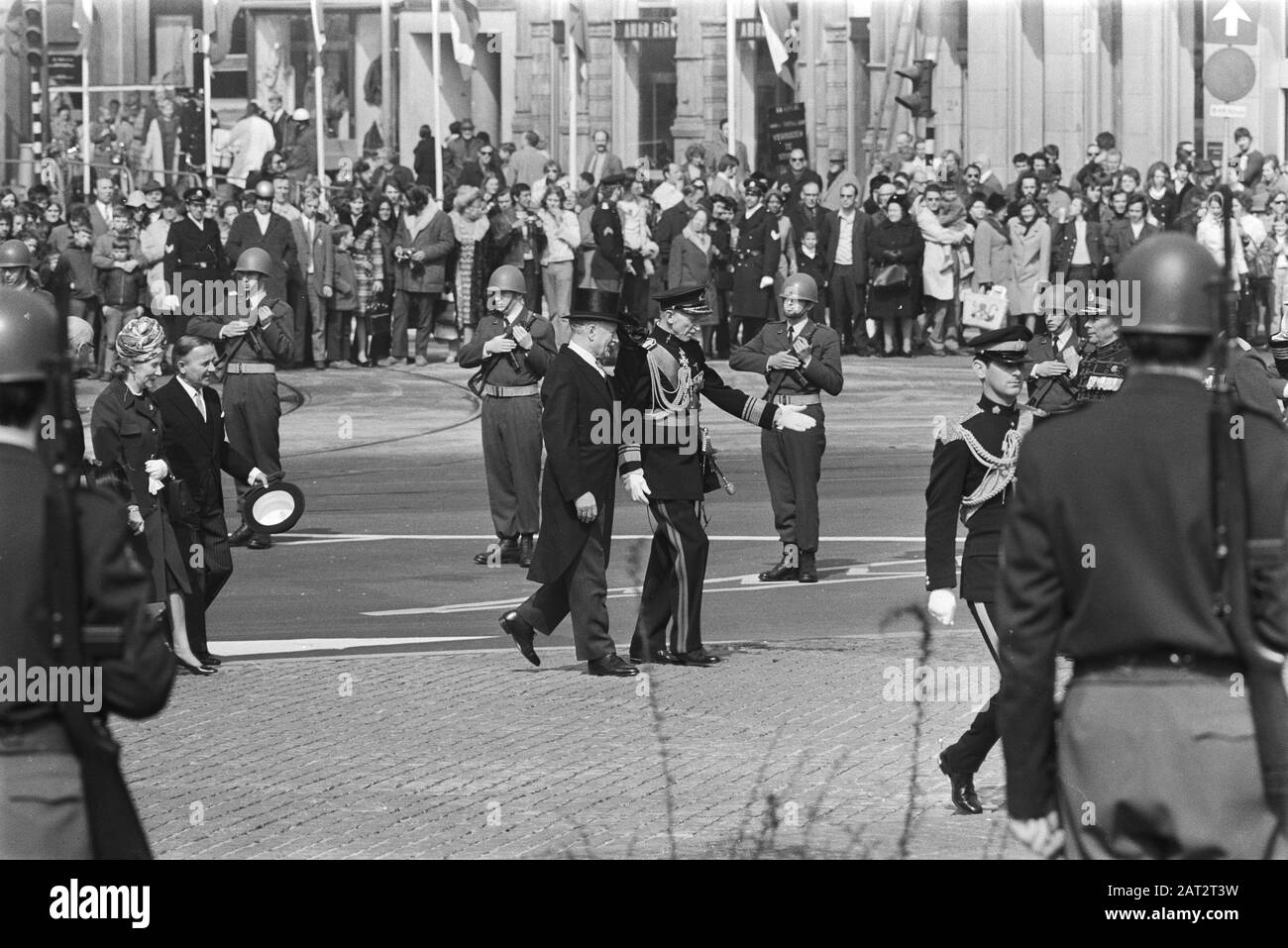 La Couronne par le gouverneur général du Canada Roland Michener aux gouverneurs généraux, visites d'État Date : le 14 avril 1971 lieu : Amsterdam, Noord-Holland mots clés : gouverneurs généraux, visites d'État Nom personnel : Michener, Roland Banque D'Images