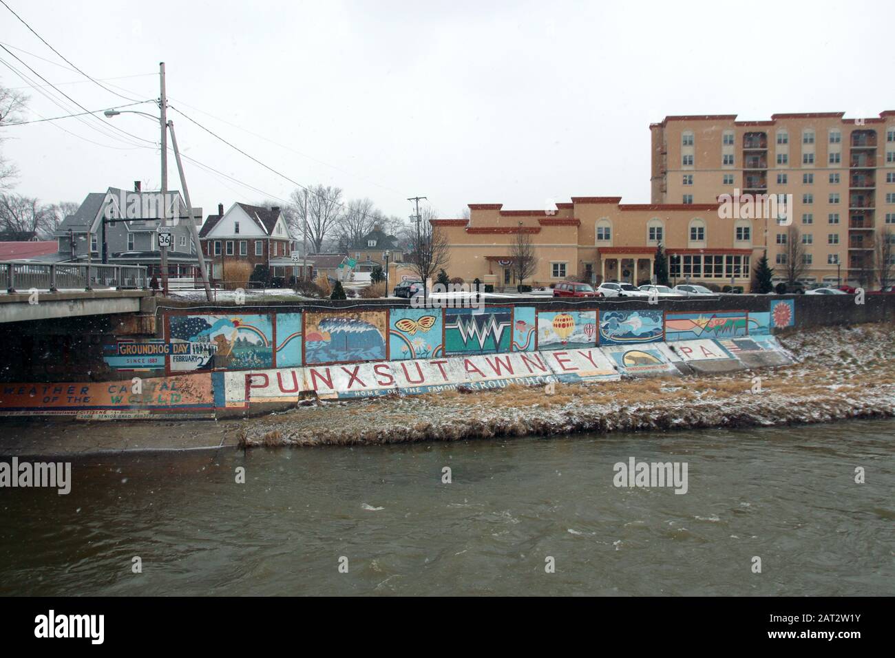 Punxsutawney, États-Unis. 19 janvier 2020. Sur un graffitis sur la rive du lac Mahoning Creek, on dit "la maison de la célèbre marmotte". Dans la petite ville de Punxsutawney, la marmotte Phil donne une prévision de la suite de l'hiver chaque année en février. Grâce au film hollywoodien réussi « Et au quotidien les marmottes des greets », qui y est fixé, l'endroit est considéré comme la maison des marmottes. (À dpa ''Groundhog Day'': Et chaque année Phil accueille de Punxsutawney') crédit: Christina Horsten/dpa/Alay Live News Banque D'Images