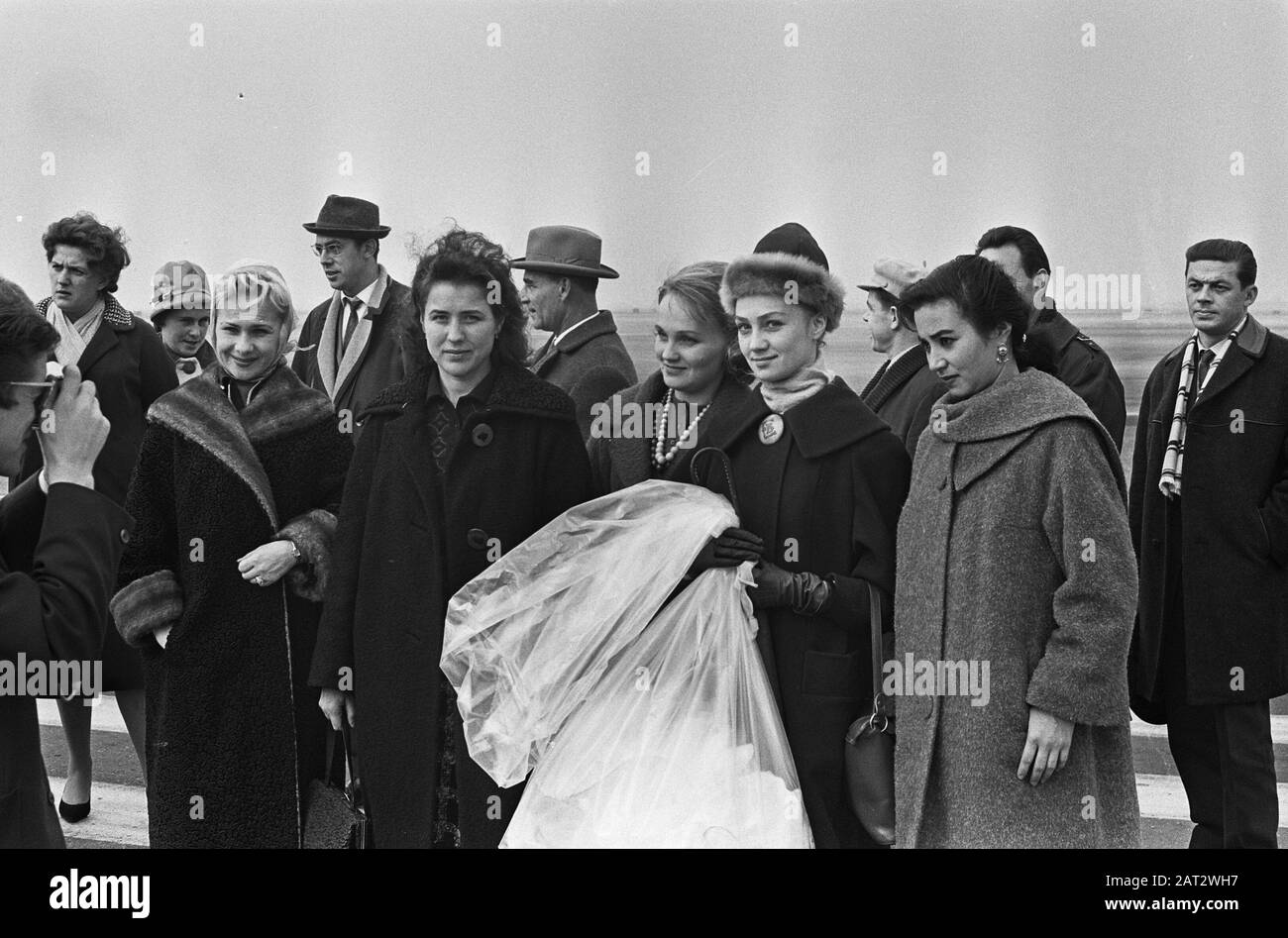 Le groupe des meilleurs artistes de Russie est arrivé à Schiphol Date: 24 octobre 1963 mots clés: Artistes Nom personnel: Groupe Banque D'Images