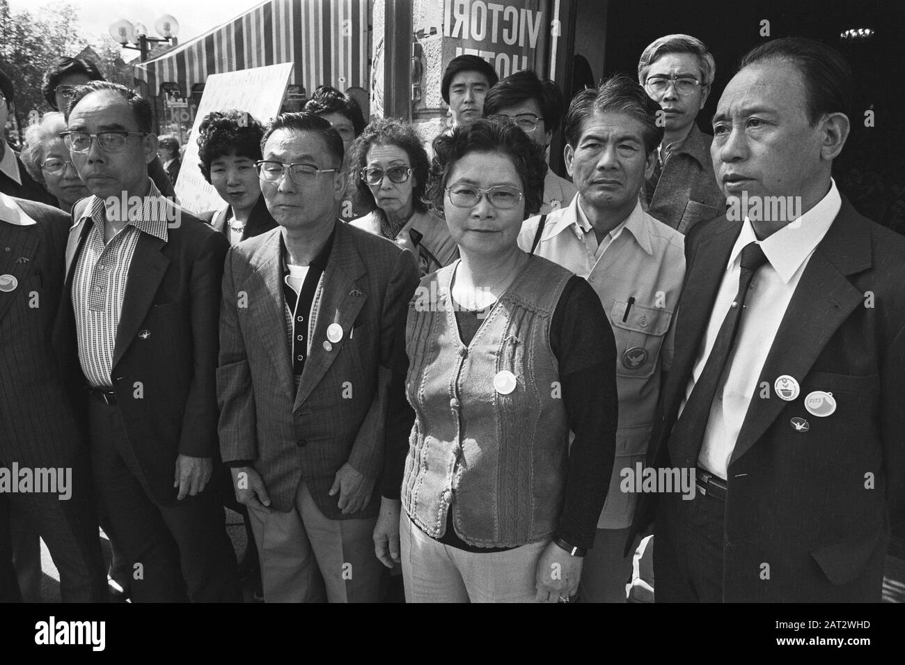 Groupe de survivants d'Hiroshima à Amsterdam; les Japonais après leur arrivée à Amsterdam Date: 25 août 1982 lieu: Amsterdam, Noord-Holland mots clés: Arrivées Banque D'Images