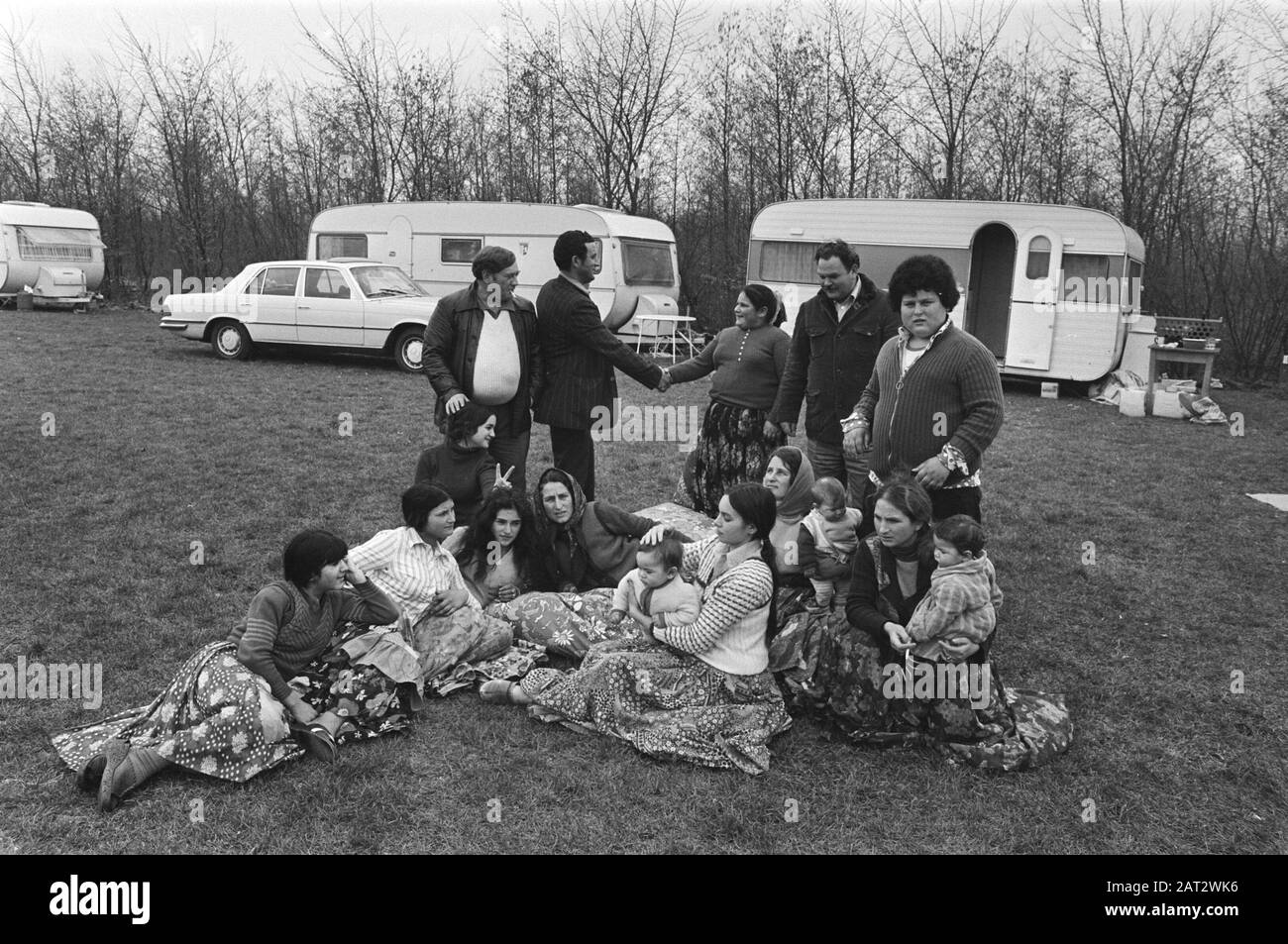 Les Tsiganes de la famille Romanov installés dans un camping du groupe Lelystad les Tsiganes reposent sur l'herbe Date: 3 mars 1977 lieu: Flevoland, Lelystad mots clés: Roma et Sinti, caravanes Banque D'Images