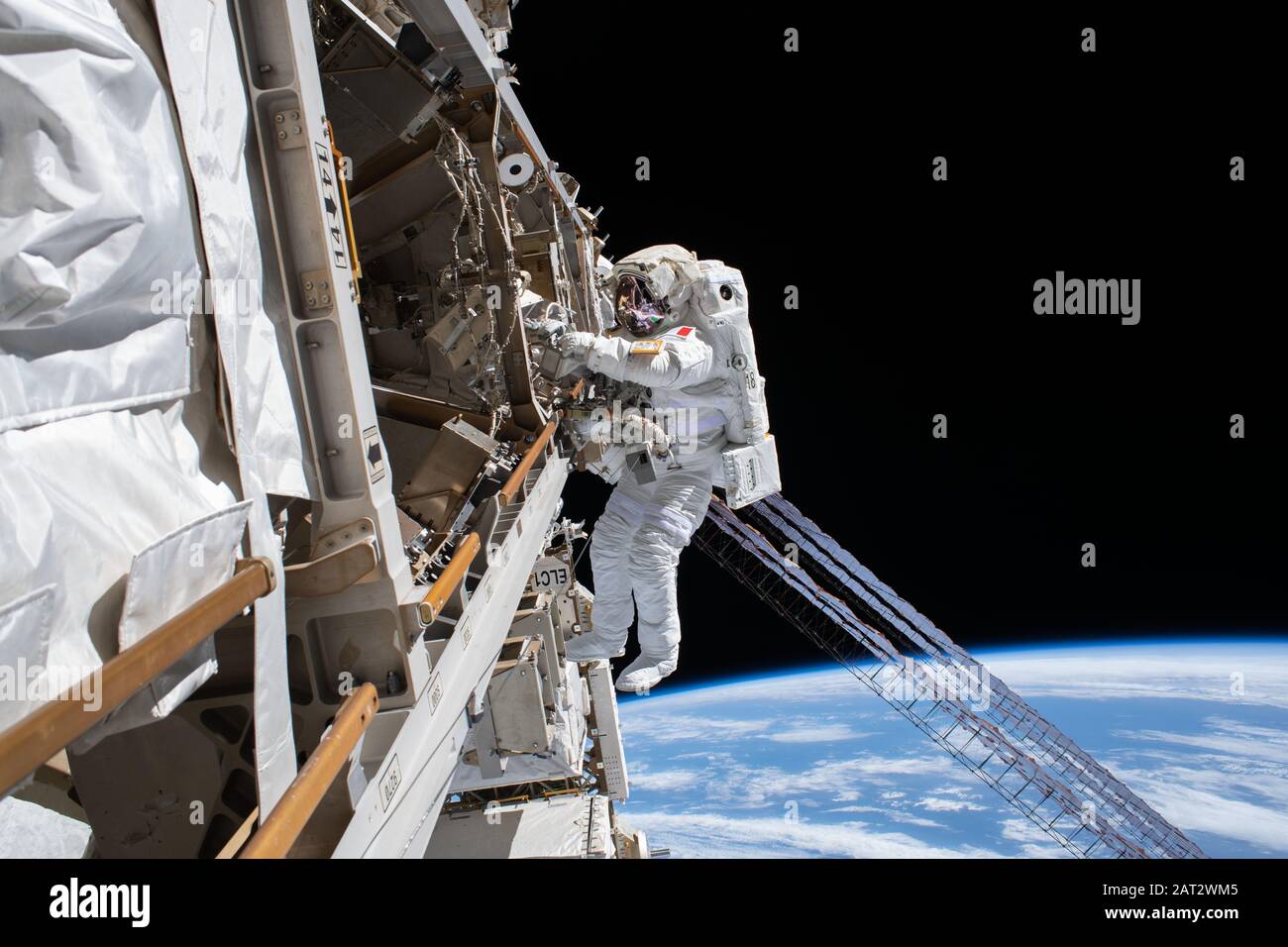 ISS - 25 janvier 2020 - l'astronaute de l'ESA (Agence spatiale européenne) Luca Parmitano est représenté attaché à la Station spatiale internationale tout en finalisant Banque D'Images