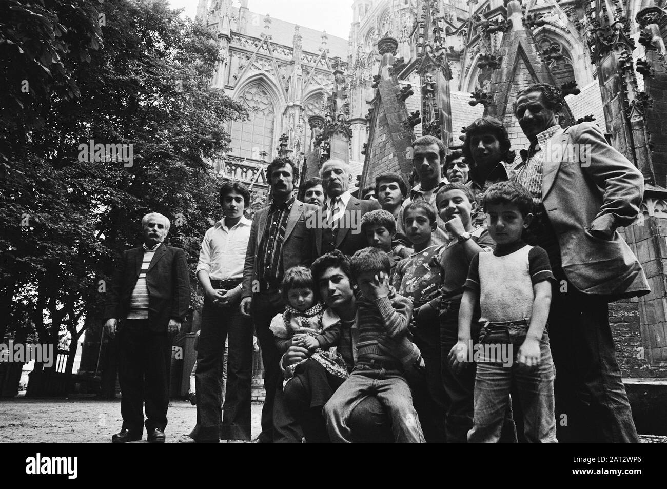 Groupe de chrétiens turcs, occupants, devant le Sint-Janskedraal à Den Bosch Date: 19 juillet 1979 lieu: Den Bosch, Noord-Brabant mots clés: Manifestations, professions, églises Banque D'Images