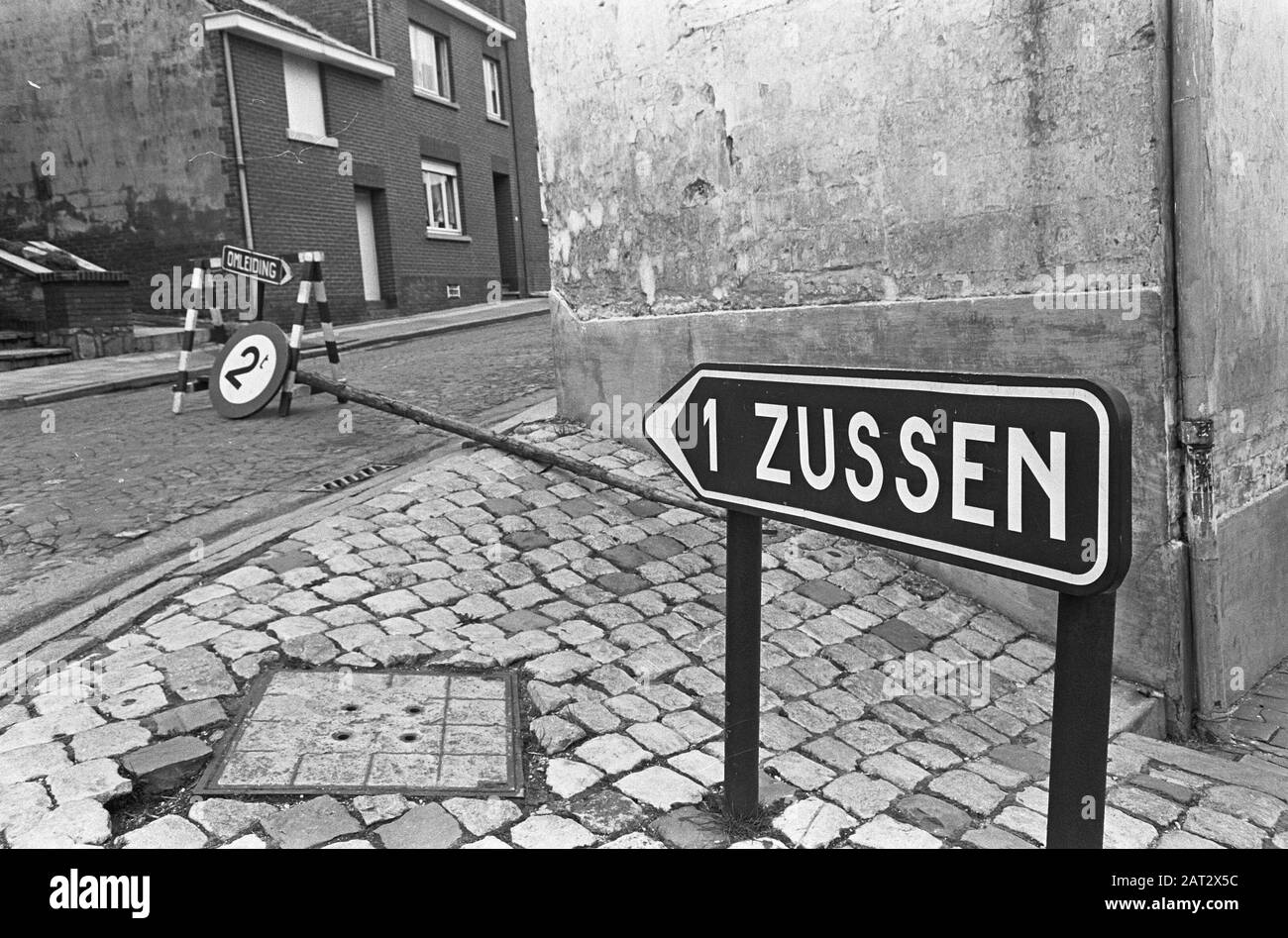 Glissements de terrain dans la municipalité belge Zichen-Zussen-Beder, signalisation Redirection, signe Sœurs Date: 5 avril 1966 mots clés: Panneaux, municipalités Banque D'Images