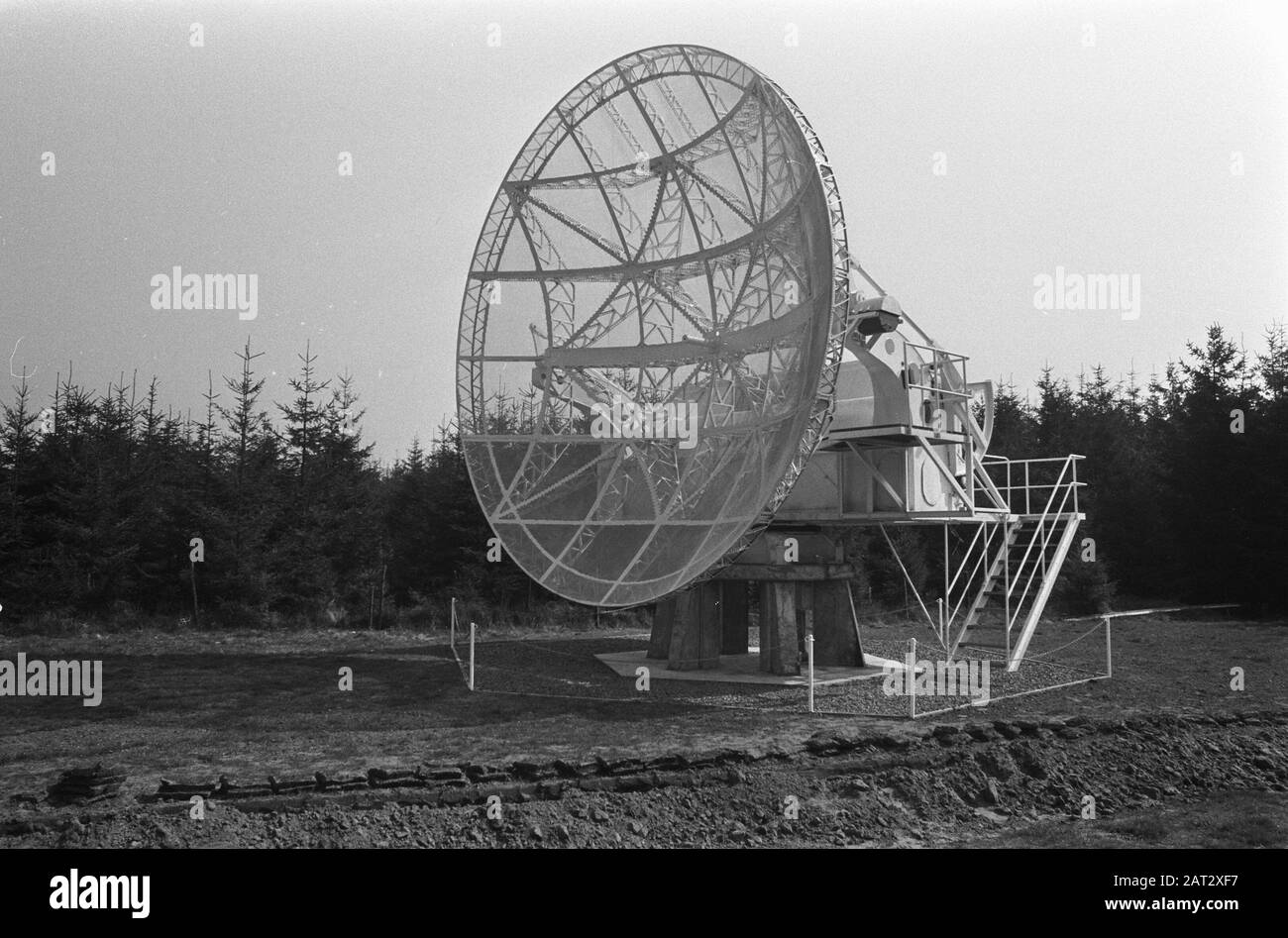 Le plus grand radiotélescope d'Europe à Hoeven sera mis en service le 18  mai; le radiotélescope (parabole) Date: 3 avril 1974 lieu: Sabots mots  clés: Télescopes Nom de l'établissement: Simon Stevin Volkssterrenwacht