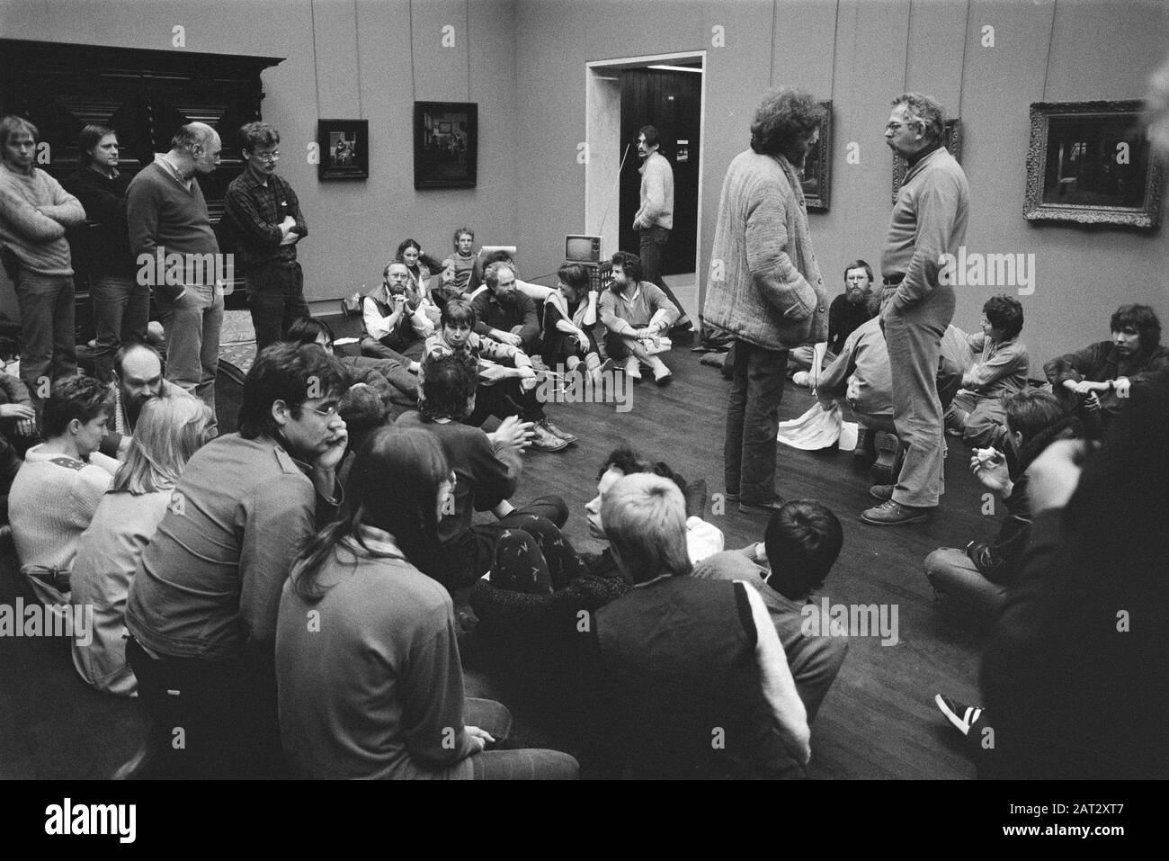 Occupation Rijks et Stedelijk Museum à Amsterdam grandes foules dans la salle de nuit Date: 9 décembre 1983 lieu: Amsterdam, Noord-Holland mots clés: Artistes visuels, professions, austérité, musées Banque D'Images