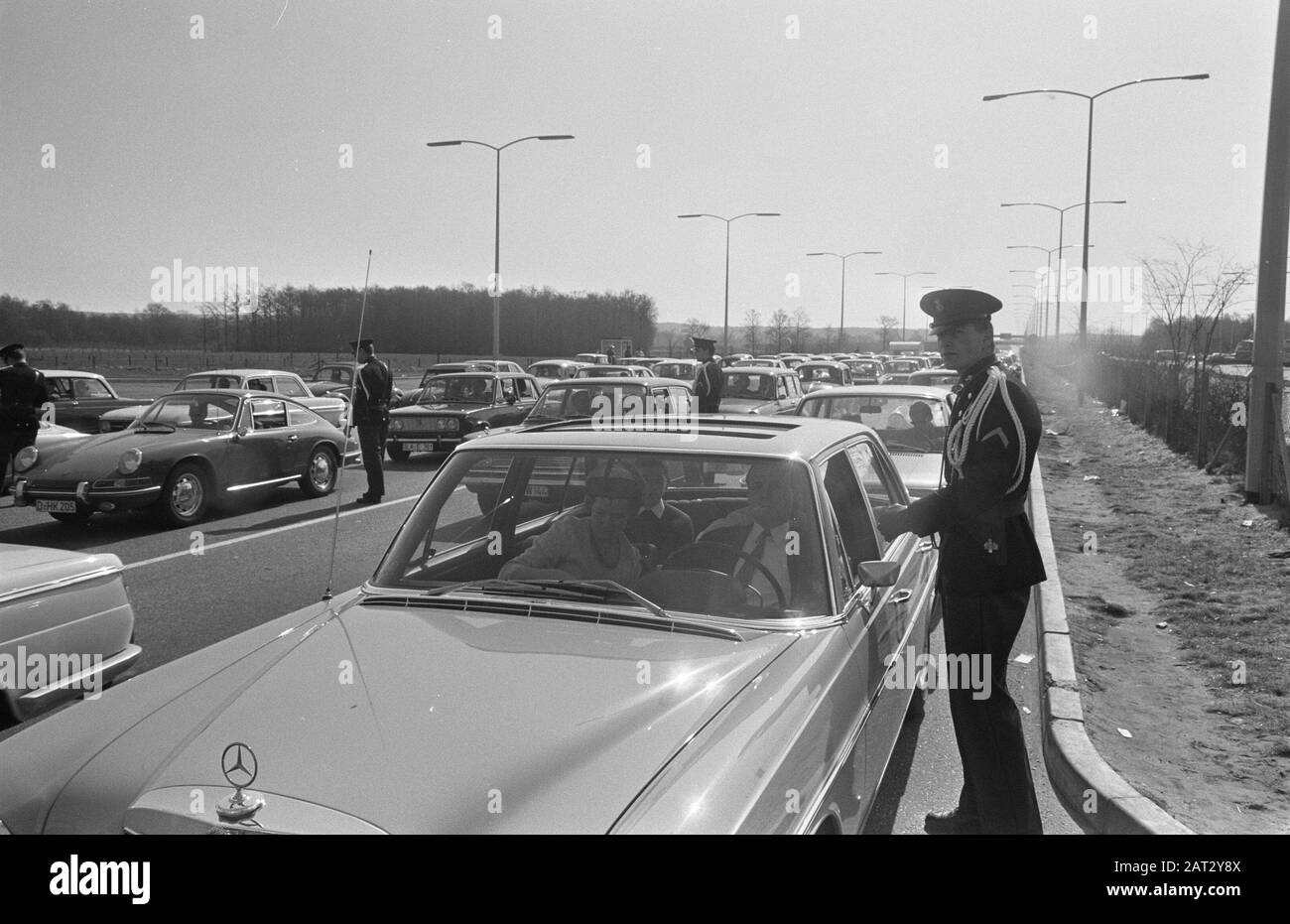 Grandes foules de Pâques sur l'autoroute de l'Allemagne à la gare de la frontière Bergh près d'Arnhem Grandes foules de Pâques sur l'autoroute de l'Allemagne à la gare de la frontière Bergh près d'Arnhem Date: 4 avril 1969 lieu: Bergh, Gelderland, Montferland mots clés: Autoroutes, postes frontières Banque D'Images