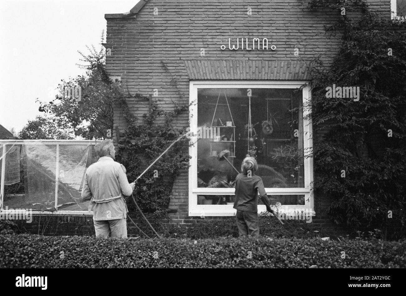 Grand nettoyage à Schoonebeek après la source d'huile; rues nettoyées Date: 10 novembre 1976 lieu: Drenthe, Schoonebeek mots clés: Nettoyage, STREES, huile Banque D'Images