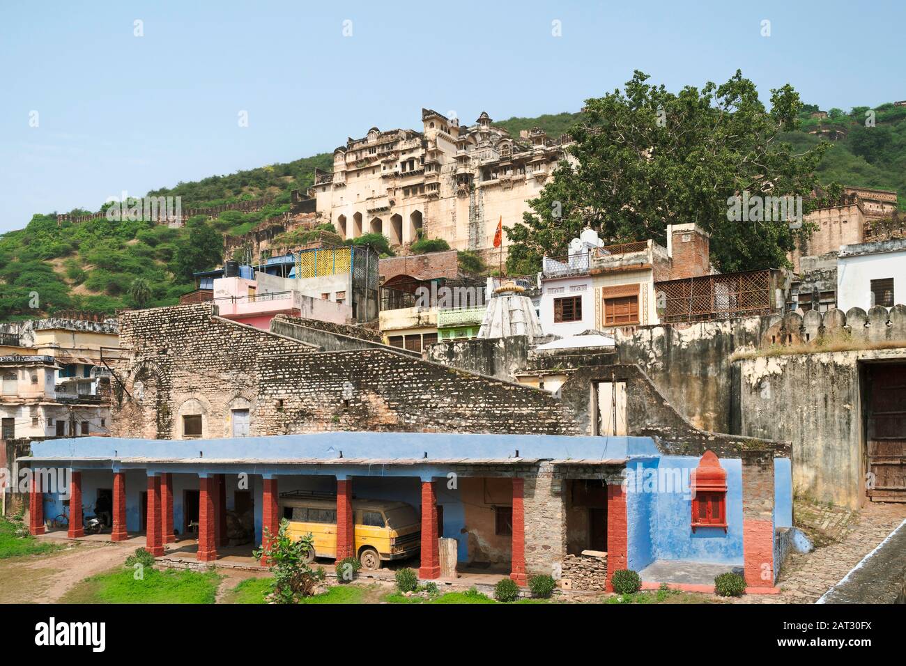 Ruines du Palais de la ville, vue de la résidence de l'ex-roi montrant l'état de délabrement à travers la vieille ville de Bundi, Rajasthan, Inde. Banque D'Images