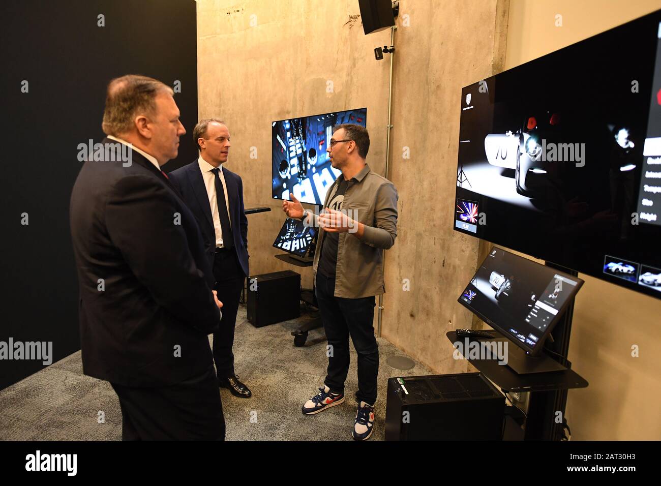 Le secrétaire d'État américain Dominic Raab (centre) et le secrétaire d'État américain Mike Pompeo lors d'une visite à la société américaine Epic Games à Londres, pour voir des exemples de collaboration, d'innovation et d'excellence au Royaume-Uni et aux États-Unis dans les industries créatives. Banque D'Images