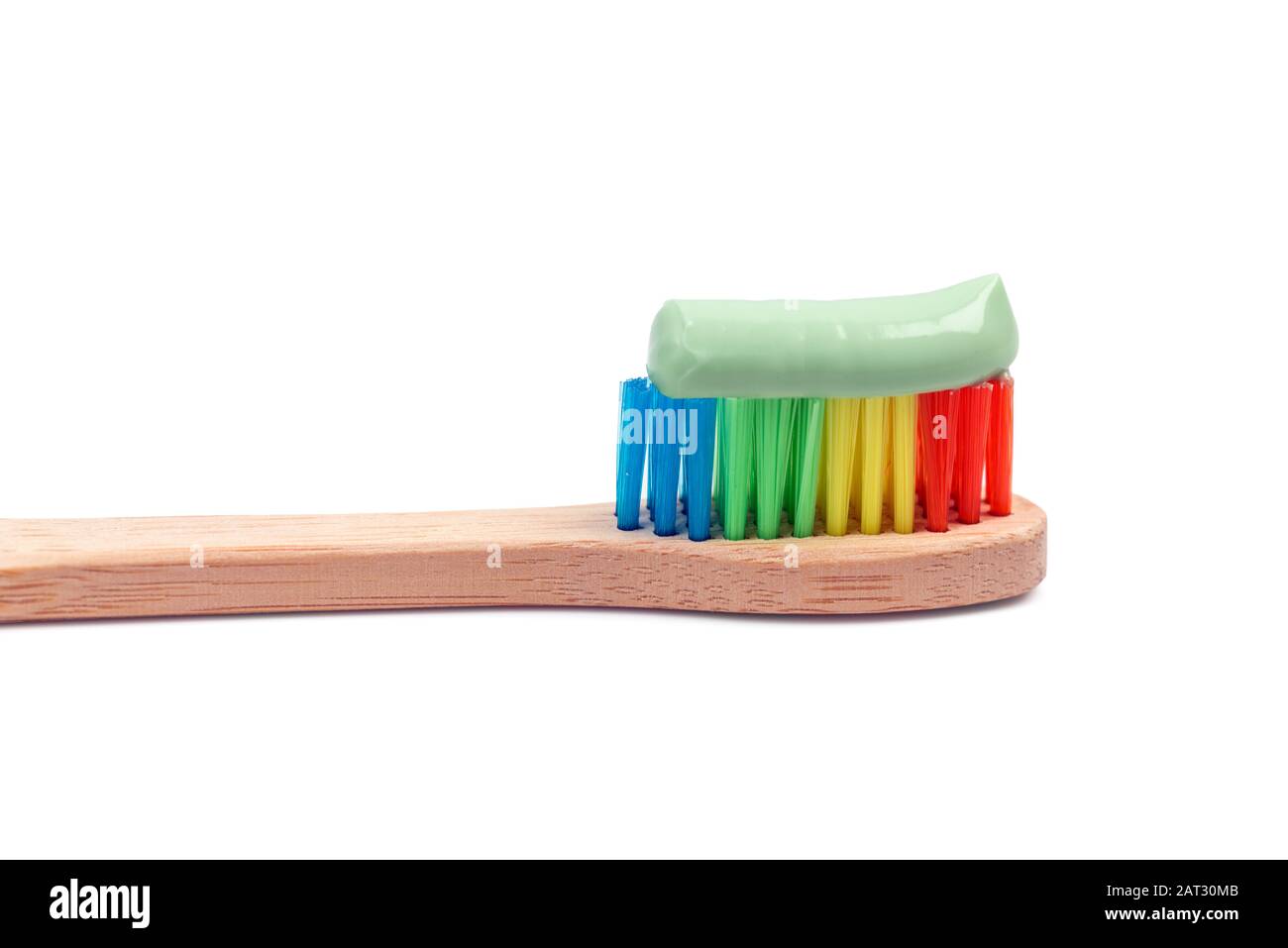 Brosse à dents en bambou avec macro dentifrice verte isolée sur blanc. Concept écologique Banque D'Images